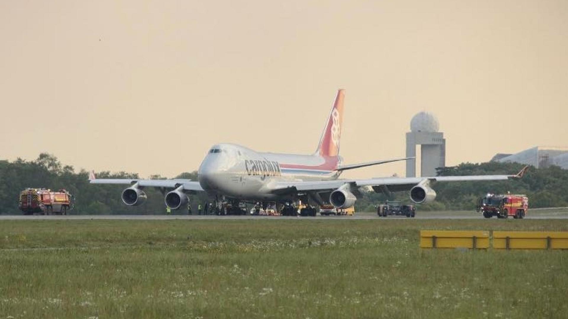 L'avion de Cargolux après l'atterrissage d'urgence dimanche soir à l'aéroport de Luxembourg.