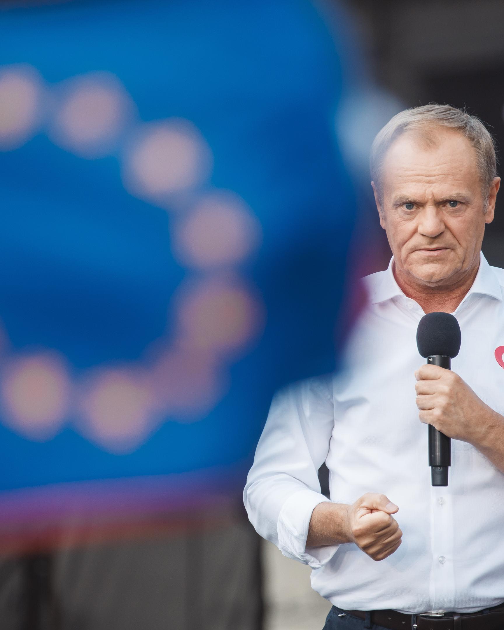 Polens Ministerpräsident Donald Tusk spricht während einer Kundgebung vor den Wahlen zum Europäischen Parlament auf dem Warschauer Schlossplatz.