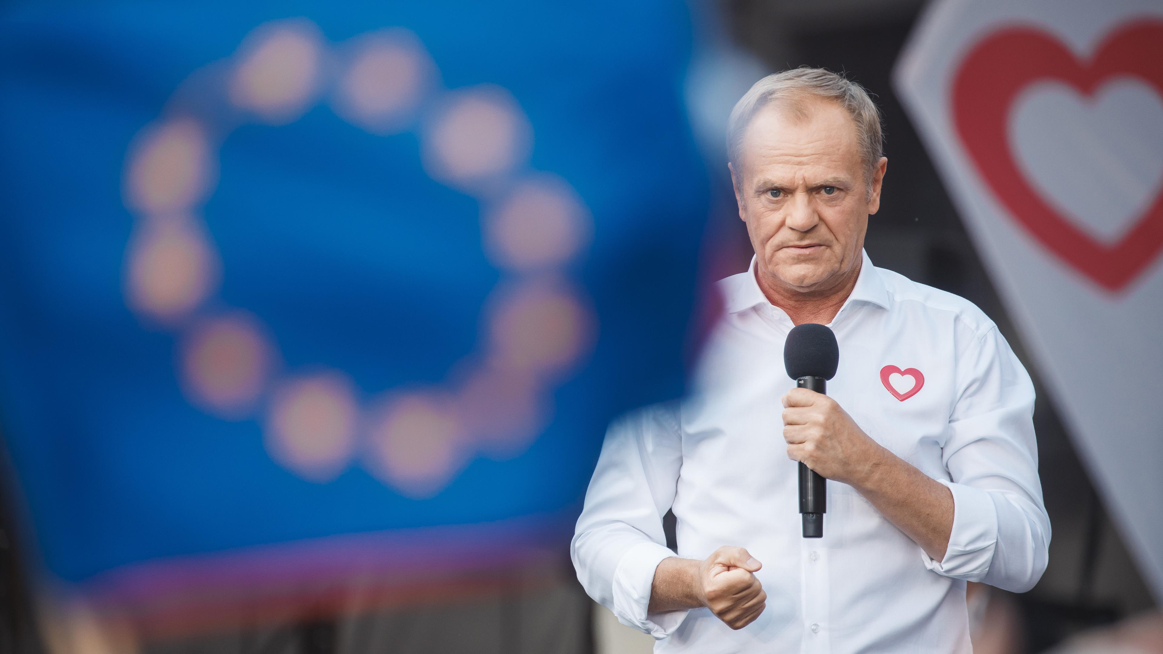 Polens Ministerpräsident Donald Tusk spricht während einer Kundgebung vor den Wahlen zum Europäischen Parlament auf dem Warschauer Schlossplatz.