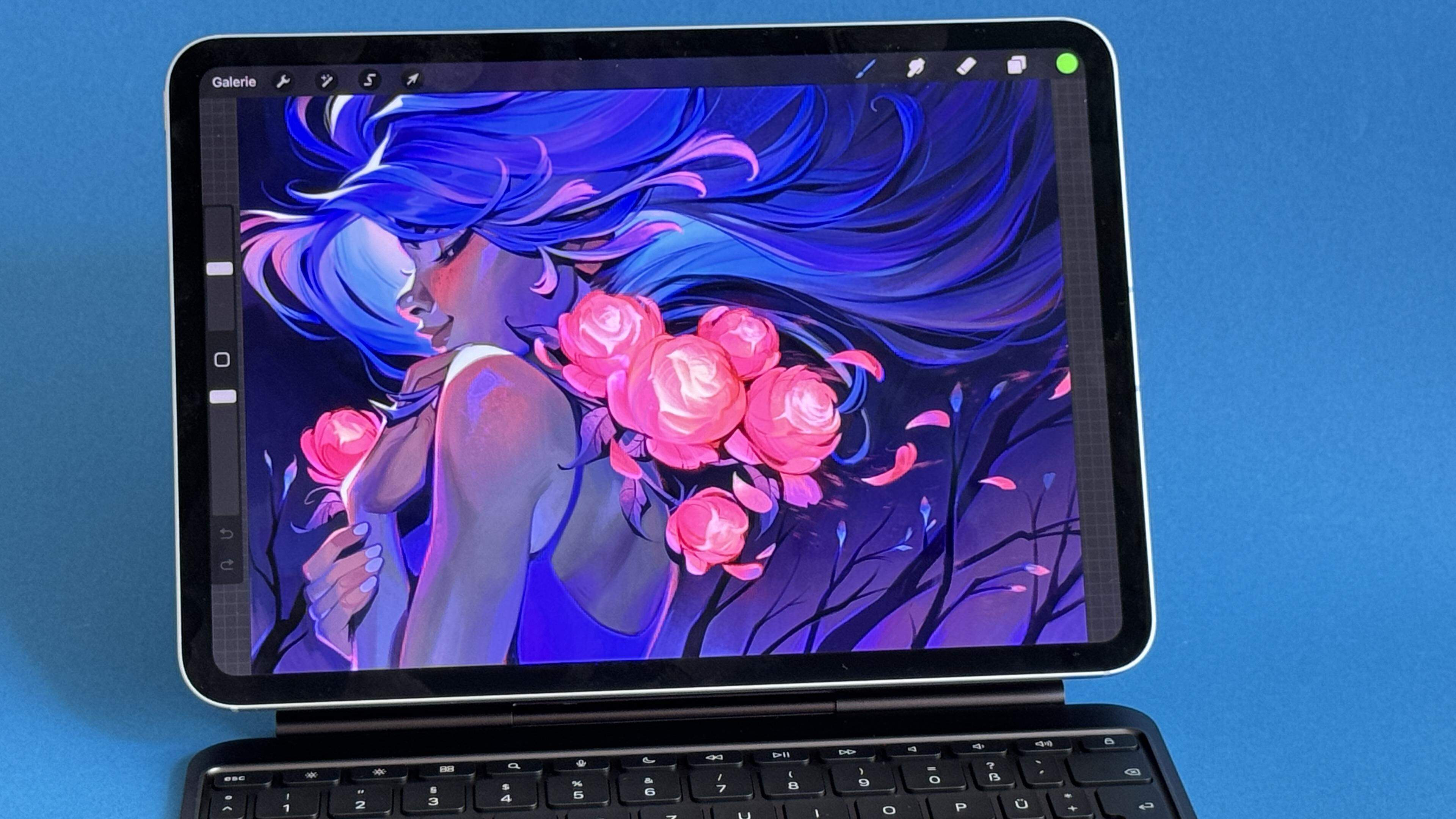 Das Tablet hat ein OLED-Display, das für kräftigere Farben sorgen soll. 