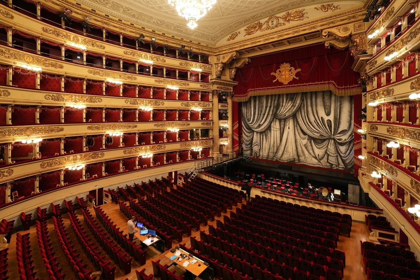 Dress code in opera and theatre: what is allowed? | Luxembourg Times