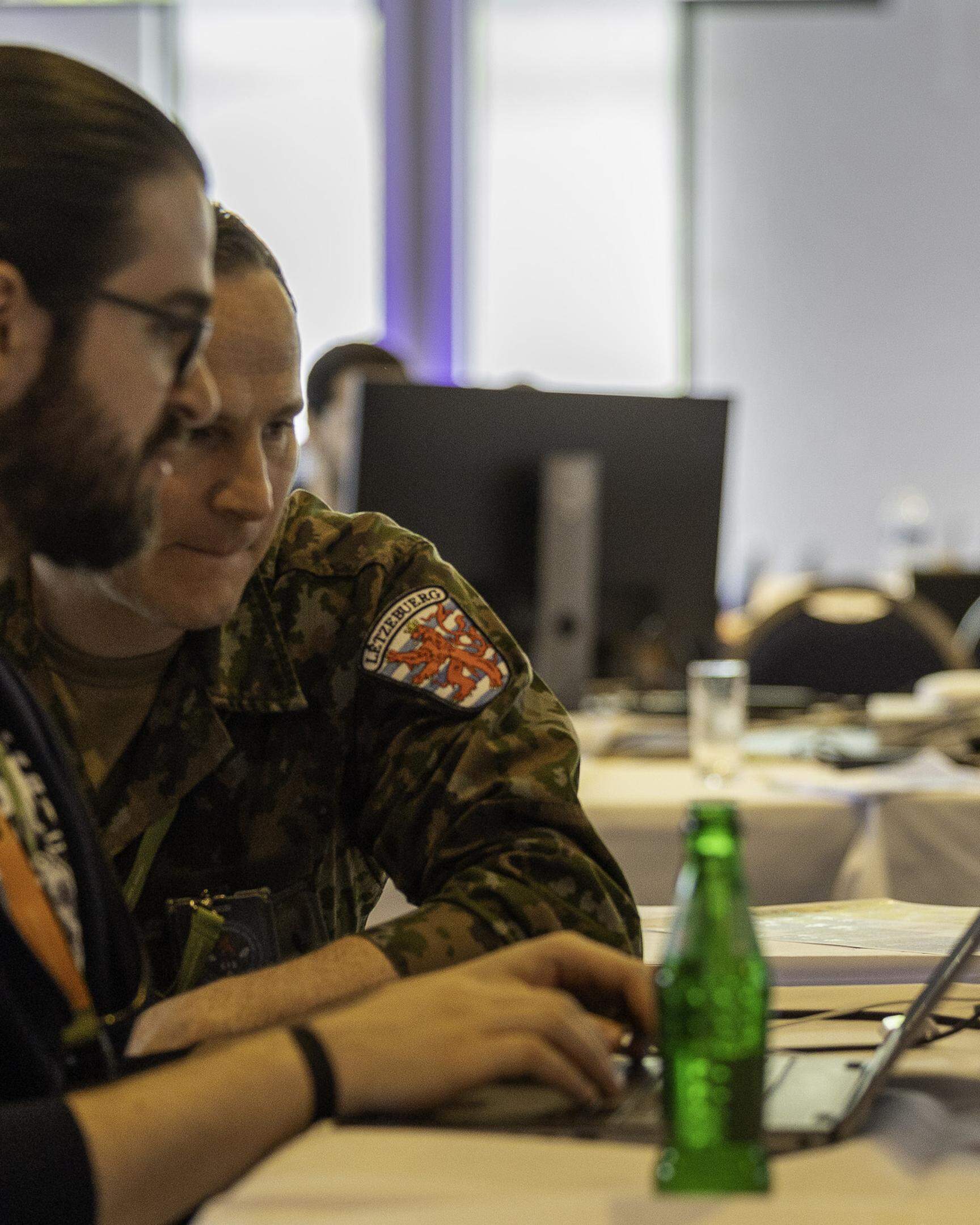 Teilnehmer der internationalen Übung „Locked Shields“ wehren einen simulierten Cyberangriff ab.