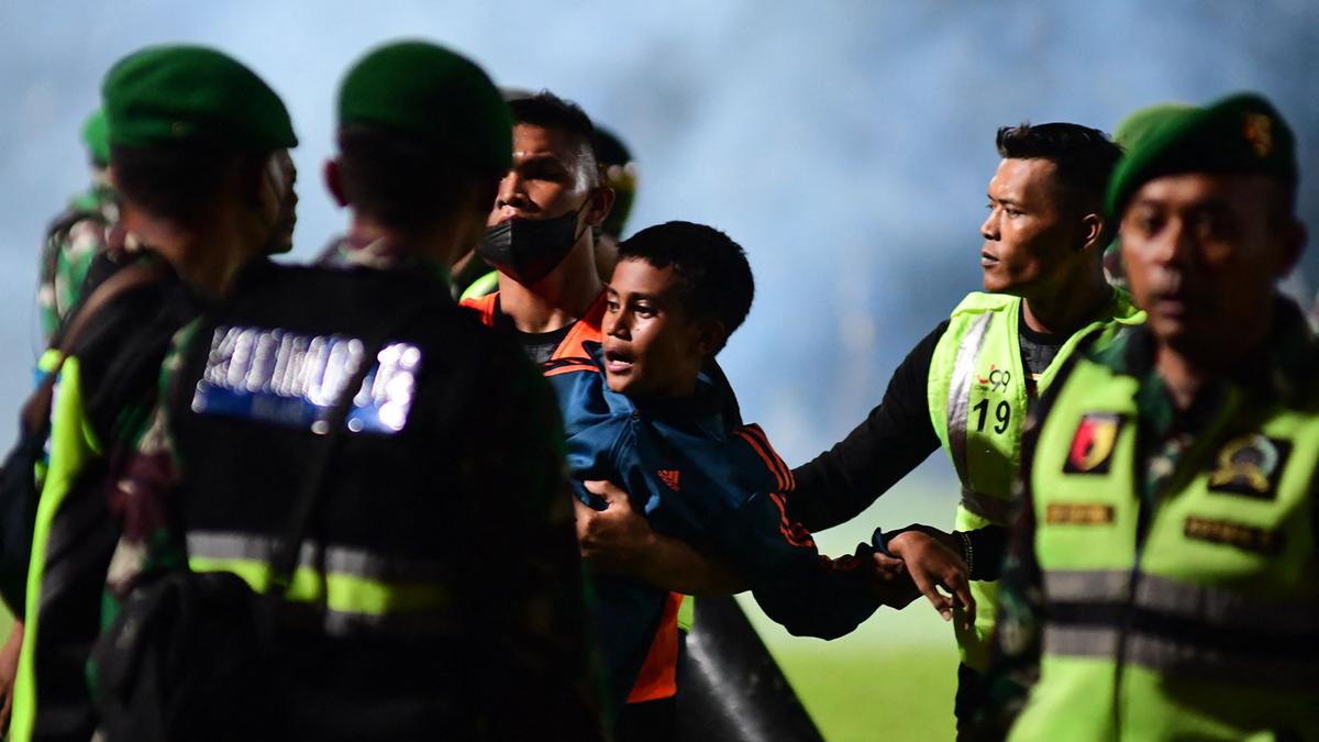 Banyak korban tewas dalam bencana stadion di Indonesia