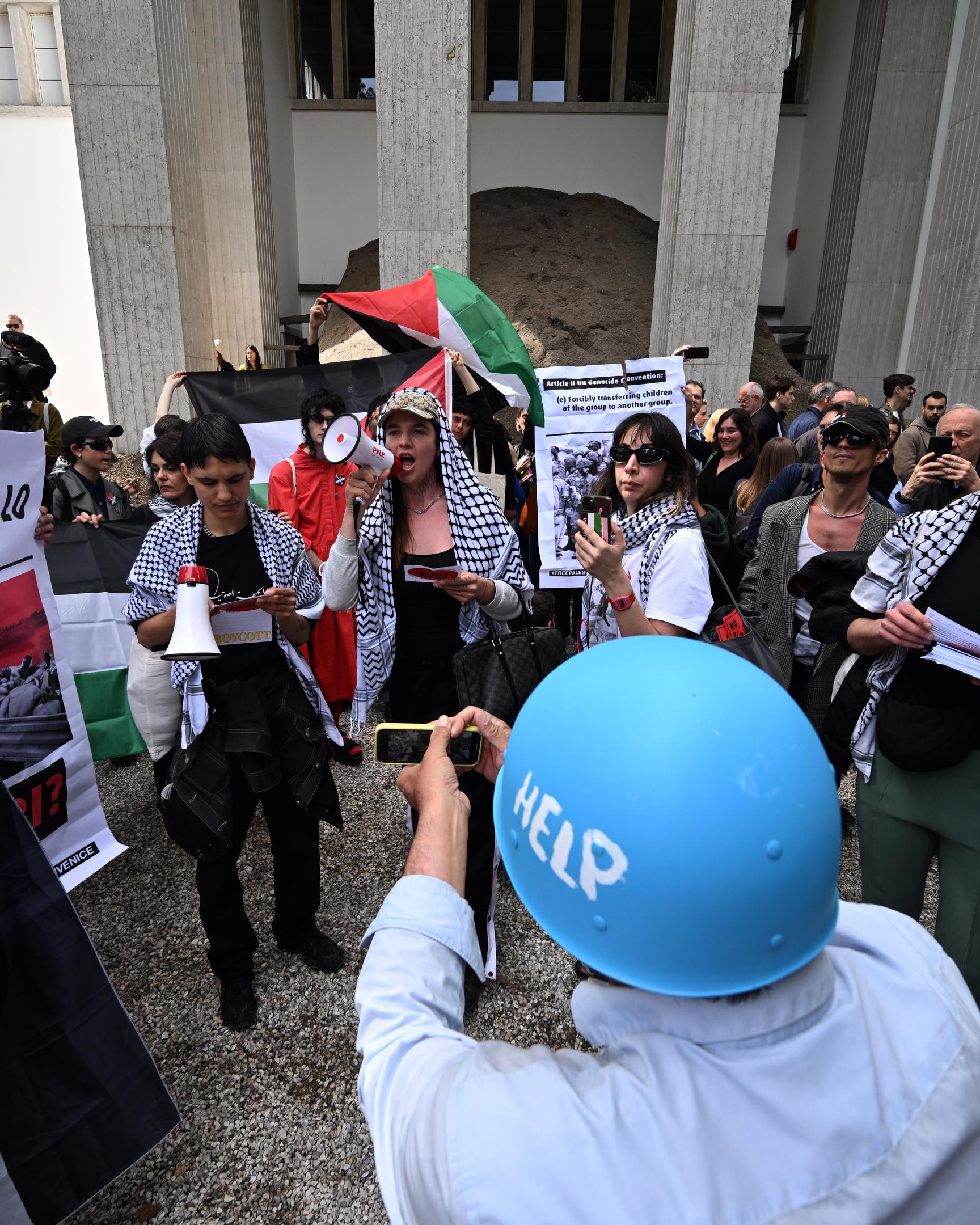 Demonstranten mit palästinensischen Fahnen protestieren beim Pre-Opening in den Giardini auf dem Gelände der Kunstbiennale.