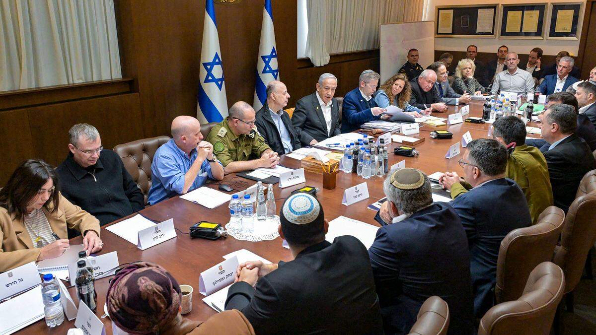 Israels-Regierung-stimmt-Waffenruhe-zu