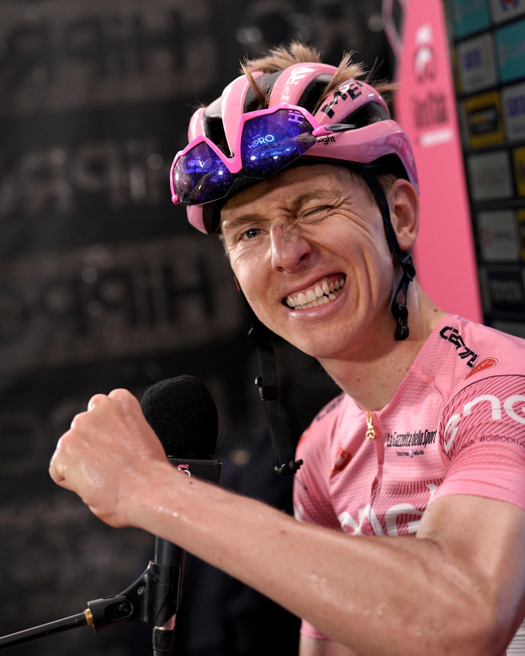 Tadej Pogacar freut sich über seinen ersten Giro-Gesamtsieg.