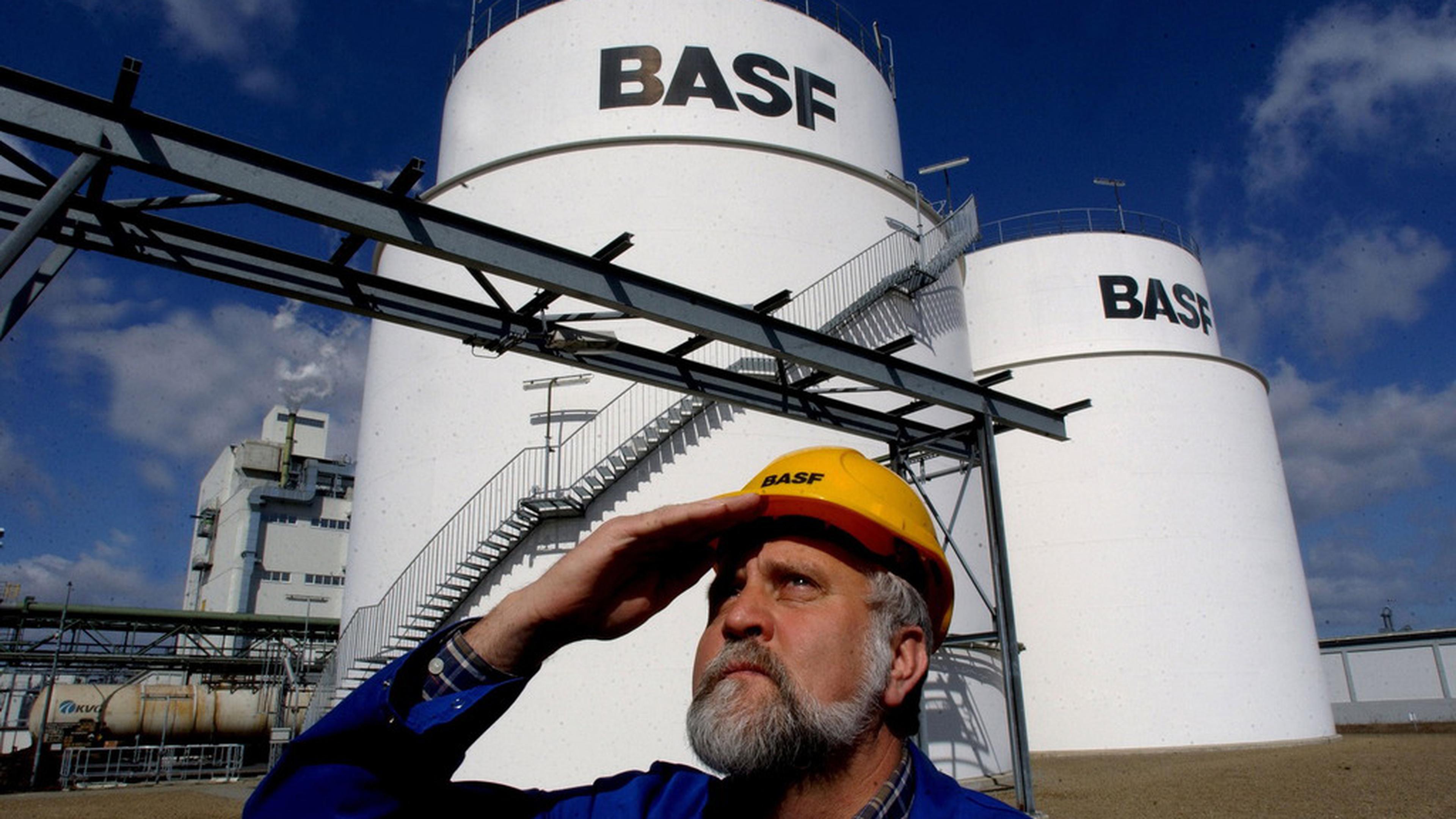 Einige Unternehmen wie BASF, der weltgrößte Chemiekonzern, setzen bereits die Herstellung besonders energieintensiver Produkte aus. 