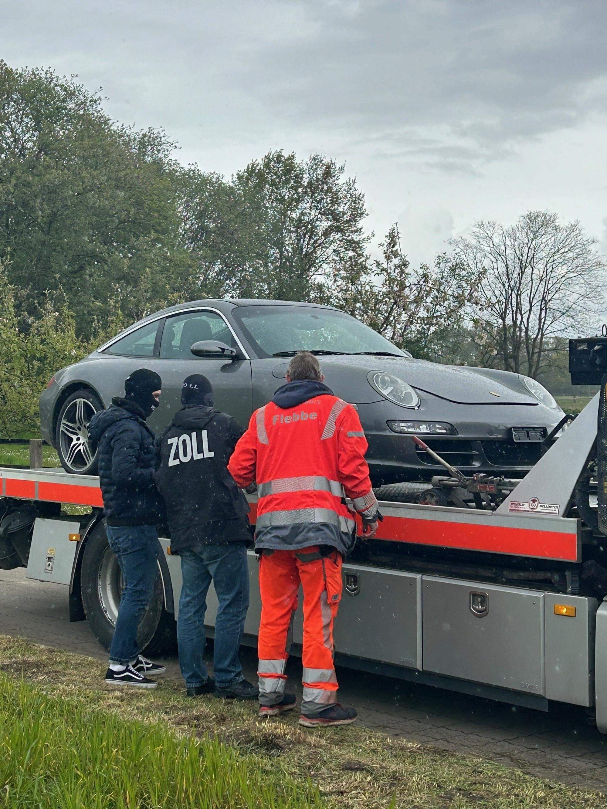 Zwölf hochwertige Fahrzeuge im Wert von 800.000 Euro konnten die Ermittler beschlagnahmen, darunter auch dieser Porsche.