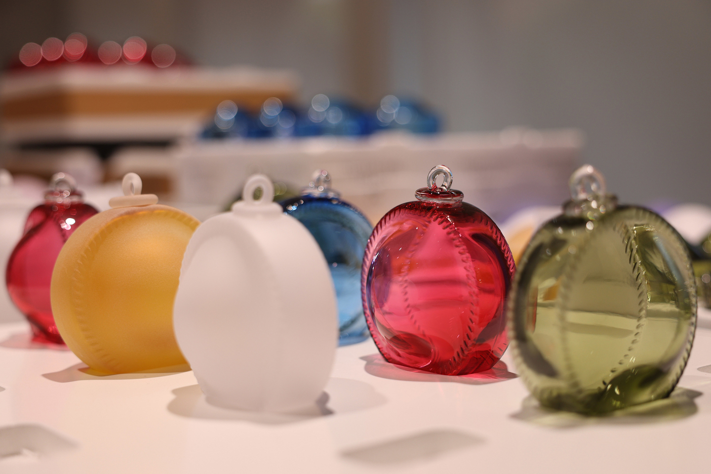 Les boules de Noël en verre soufflé de Meisenthal, un savoir-faire unique | TF1 Info
