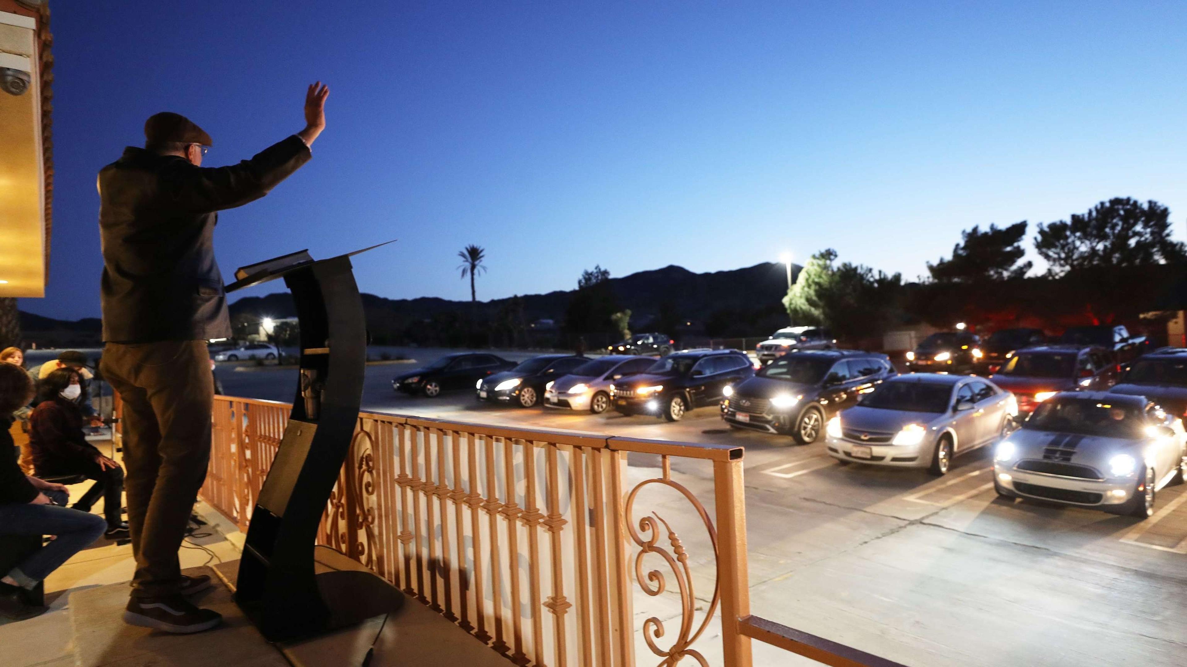 Im kalifornischen Yucca Valley steht Pastor Jerel Hagerman einem Drive-In-Gottesdienst vor.