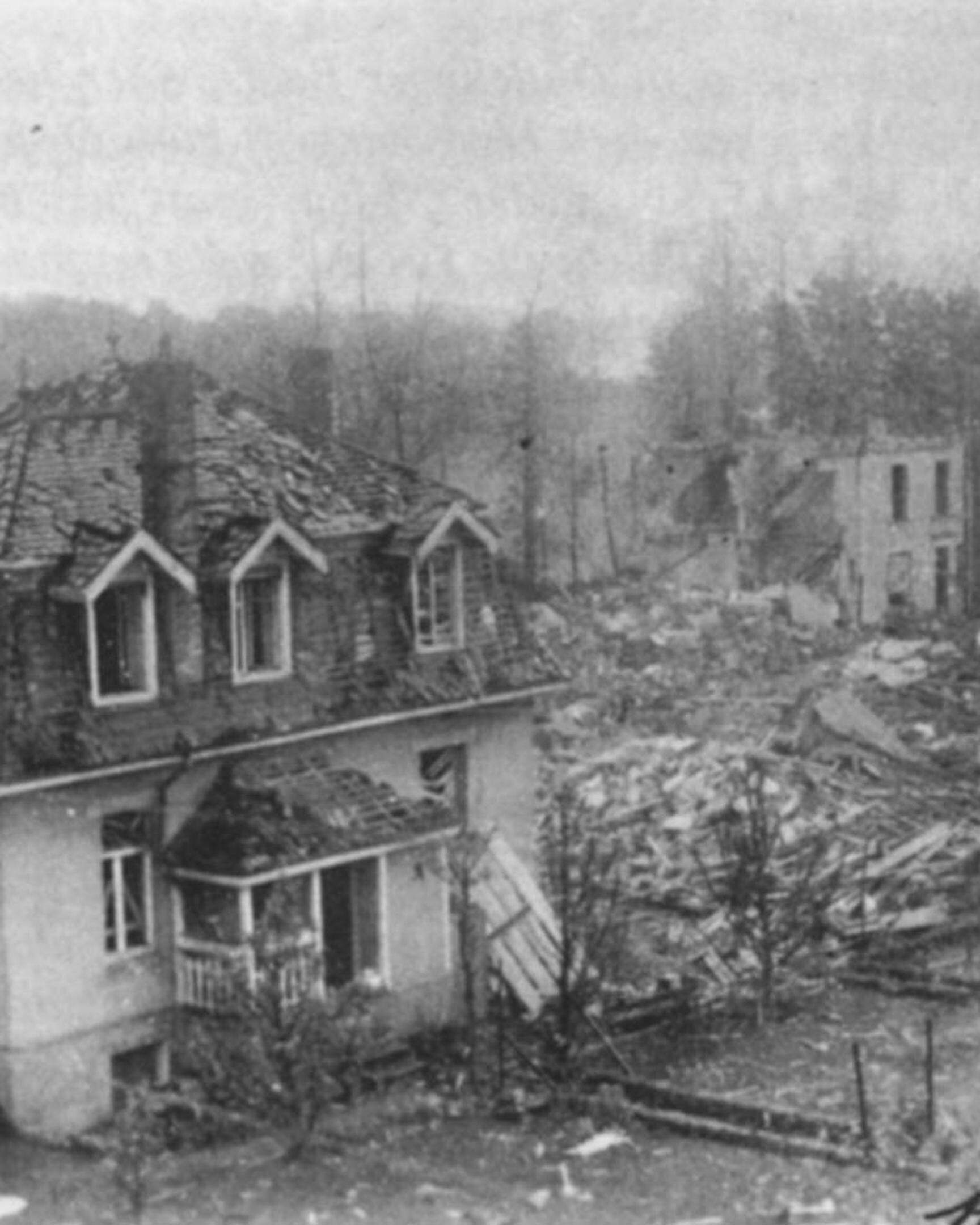 In dem völlig zerstörten Haus in der Weststraße kamen sieben Menschen ums Leben, unter ihnen der Eisenbahner und Gewerkschafter Michel Hack.