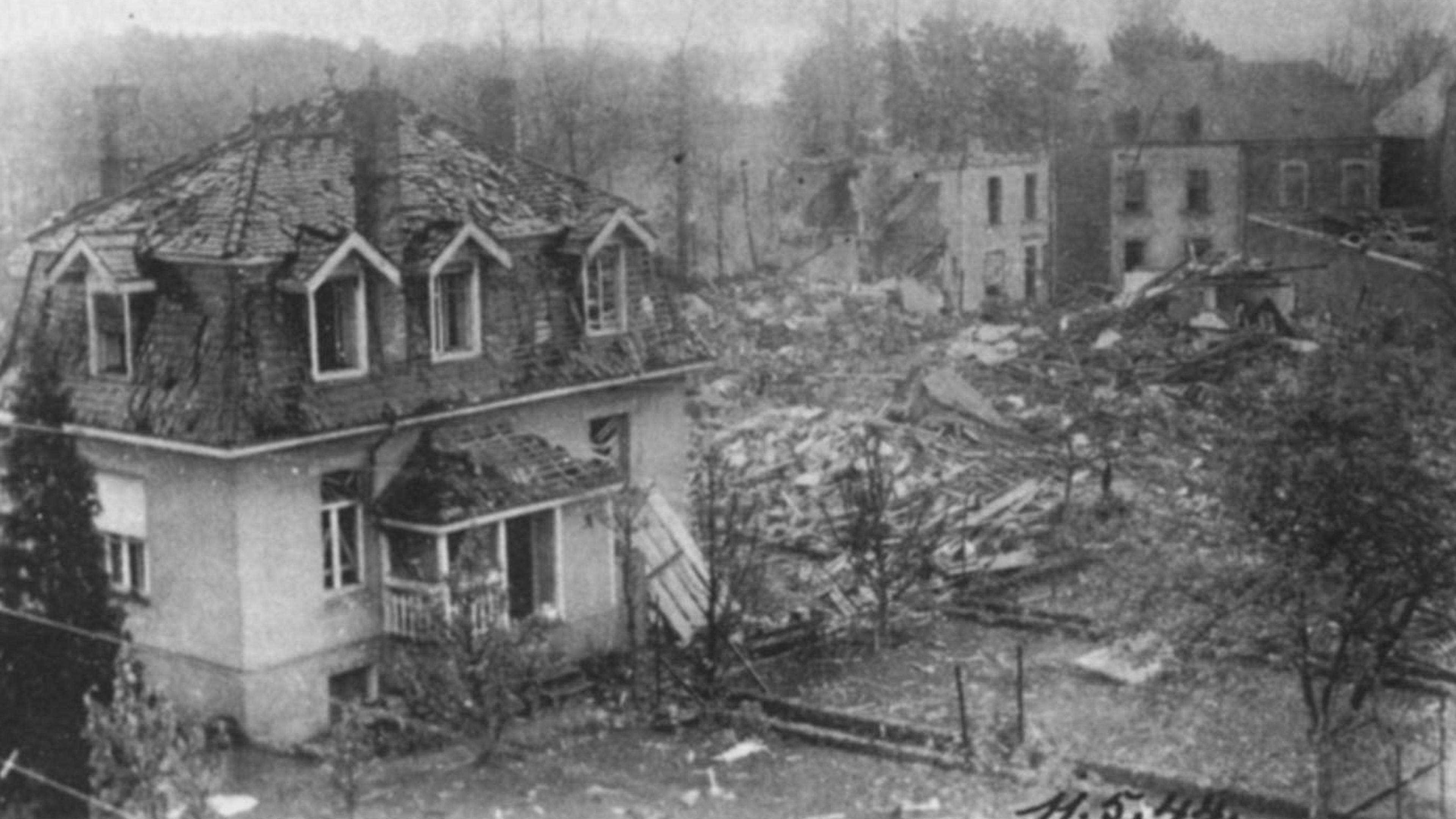 In dem völlig zerstörten Haus in der Weststraße kamen sieben Menschen ums Leben, unter ihnen der Eisenbahner und Gewerkschafter Michel Hack.