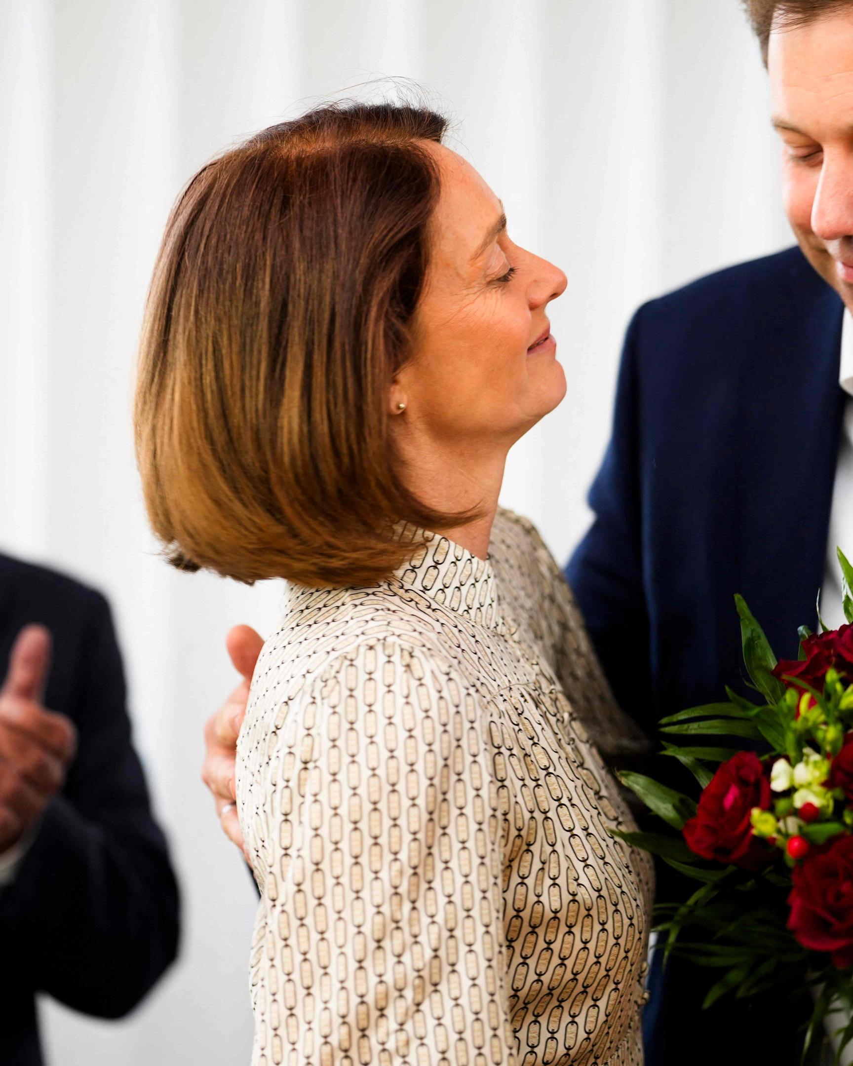 Zwar gibt es am Tag nach der Wahl den obligatorischen Blumenstrauß für die deutsche SPD-Spitzenkandidatin Katarina Barley, doch weder ihr noch Olaf Scholz (links) oder Parteichef Lars Klingbeil ist nach feiern zumute.