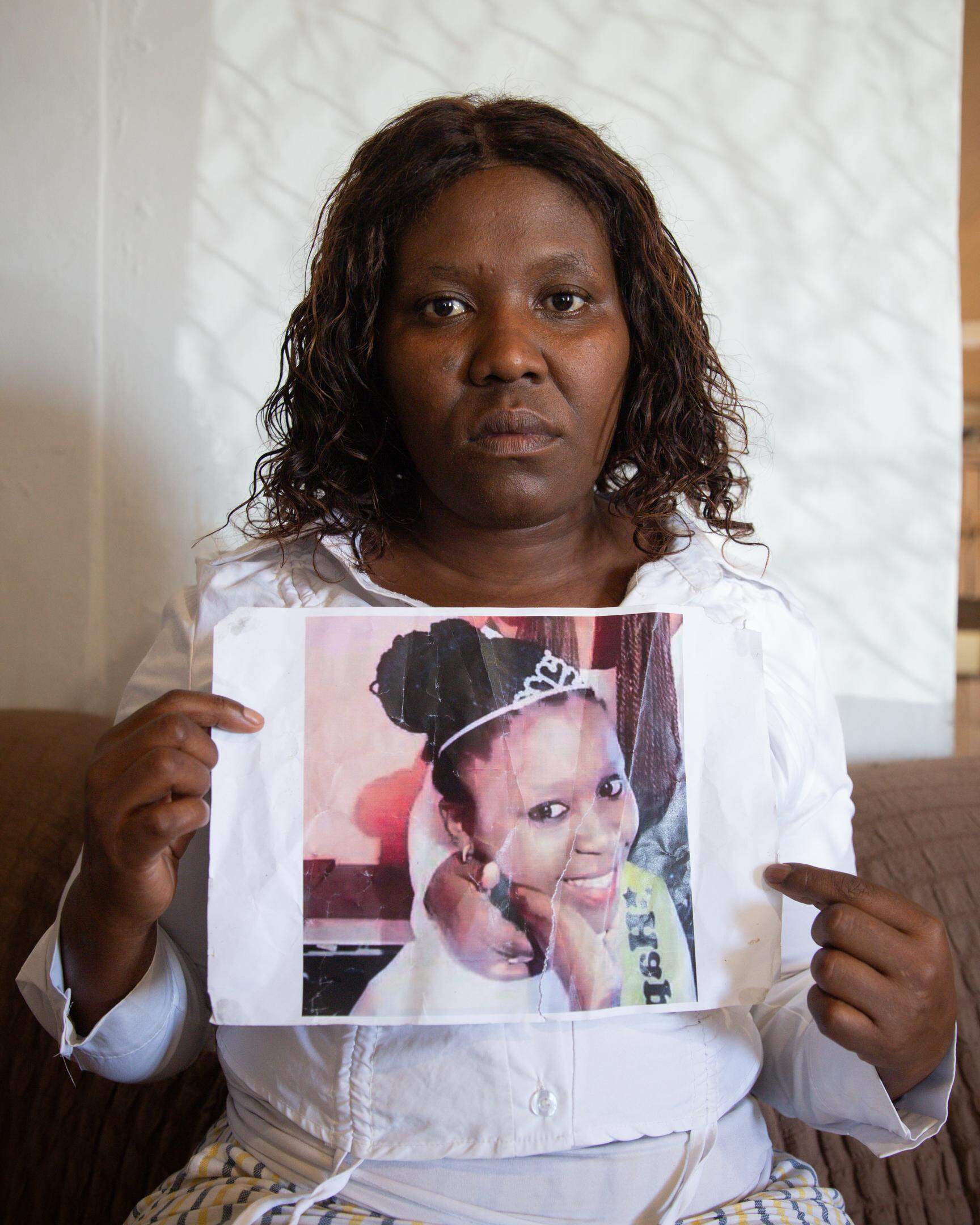 Nomathamsanqa Gloria Vena (38) mit einem Foto ihrer verstorbenen Tochter.