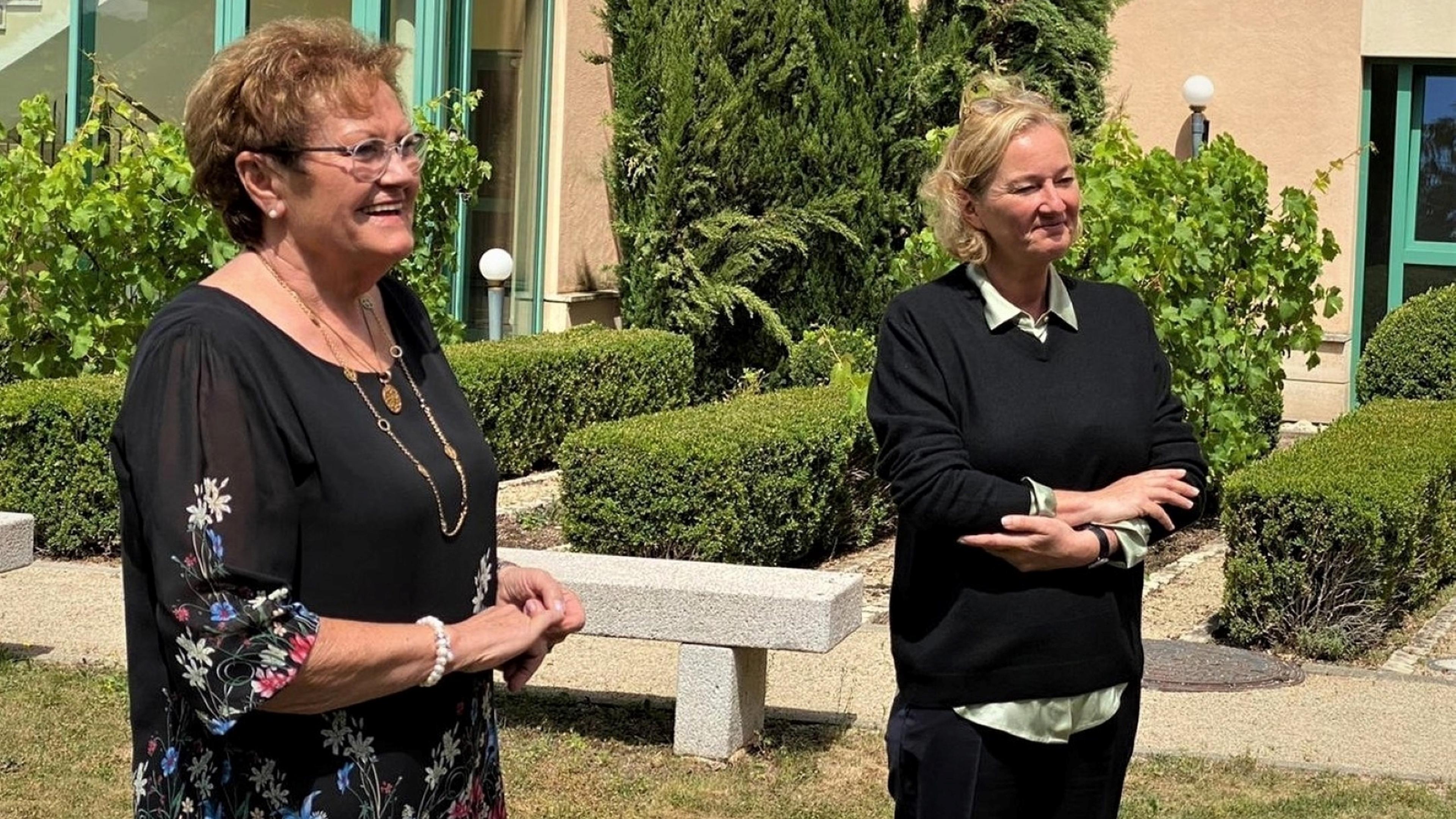 Monika Bachmann (links), Gesundheitsministerin des Saarlandes  und Paulette Lenert, Gesundheitsministerin Luxemburgs, am Dienstag in Perl-Nennig.