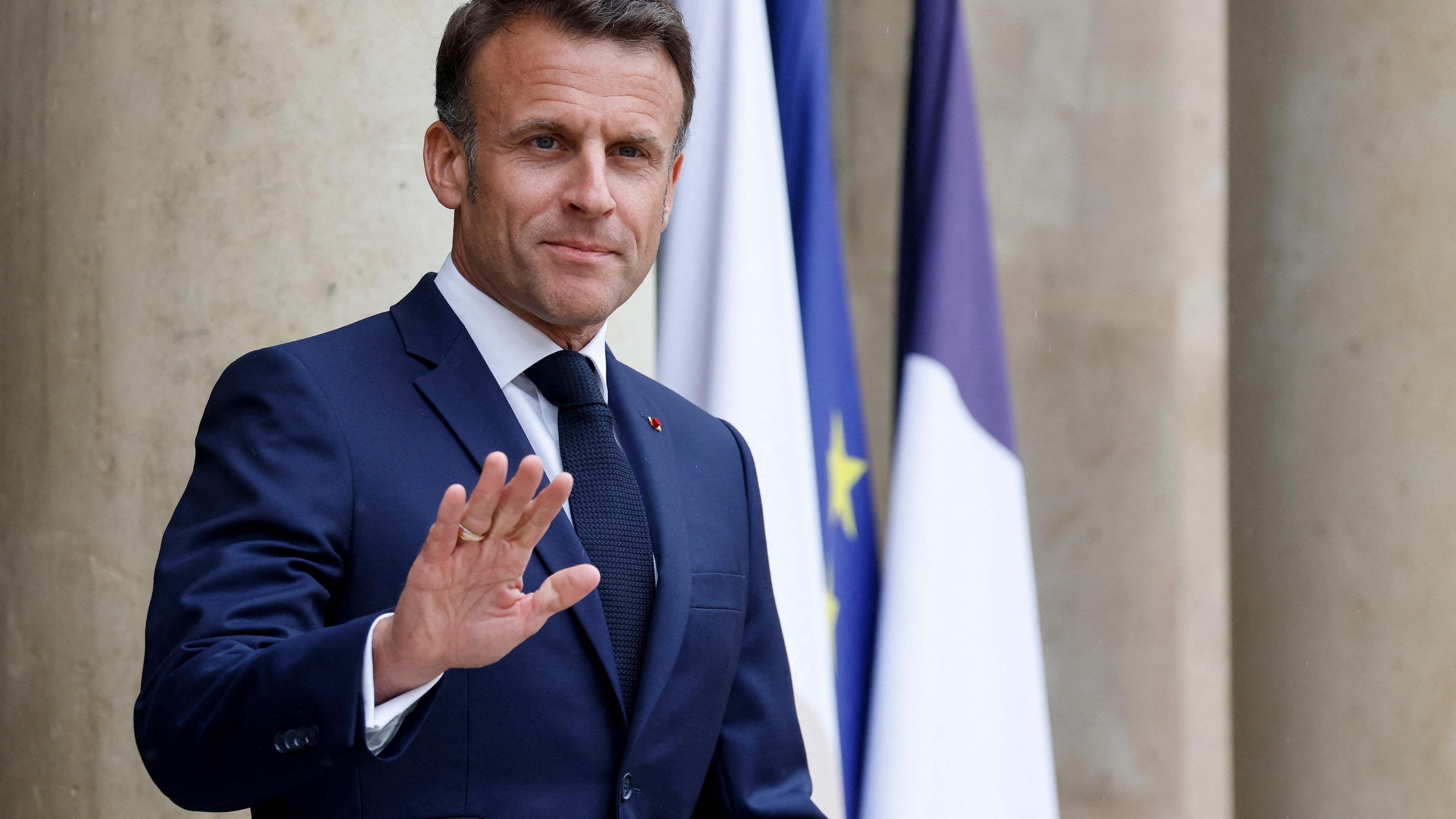 Der neue Atomreaktor in Flamanville bringt Emmanuel Macron zum Strahlen. 