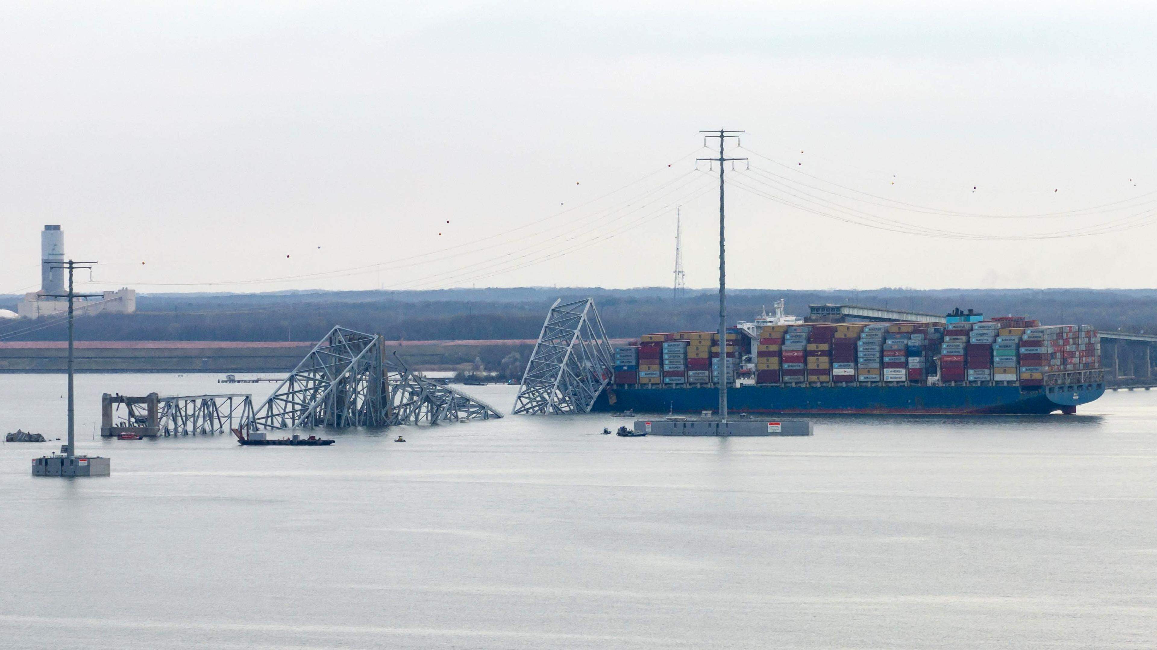 Das Containerschiff steckt unter einem Teil der Francis Scott Key Bridge fest, nachdem es die Brücke gerammt hat.