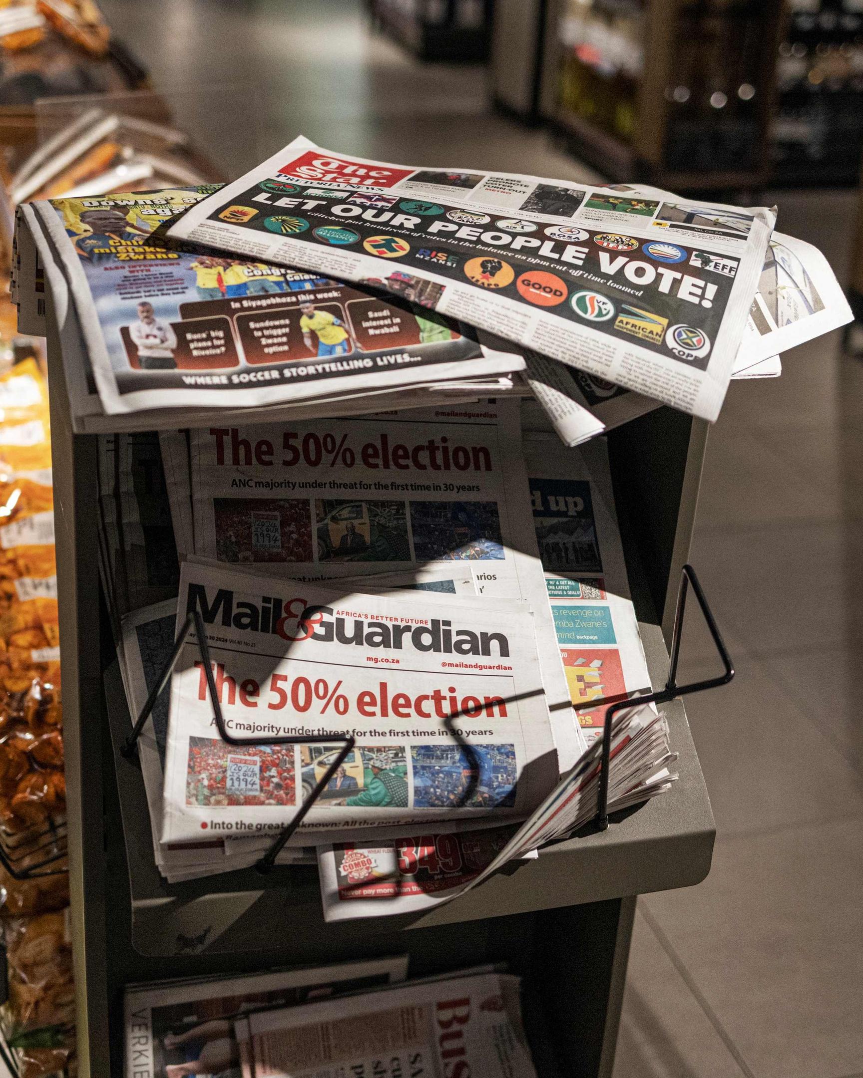 Blick auf einen Zeitungsstand in einem Supermarkt in Johannesburg, einen Tag nach den Parlamentswahlen in Südafrika.
