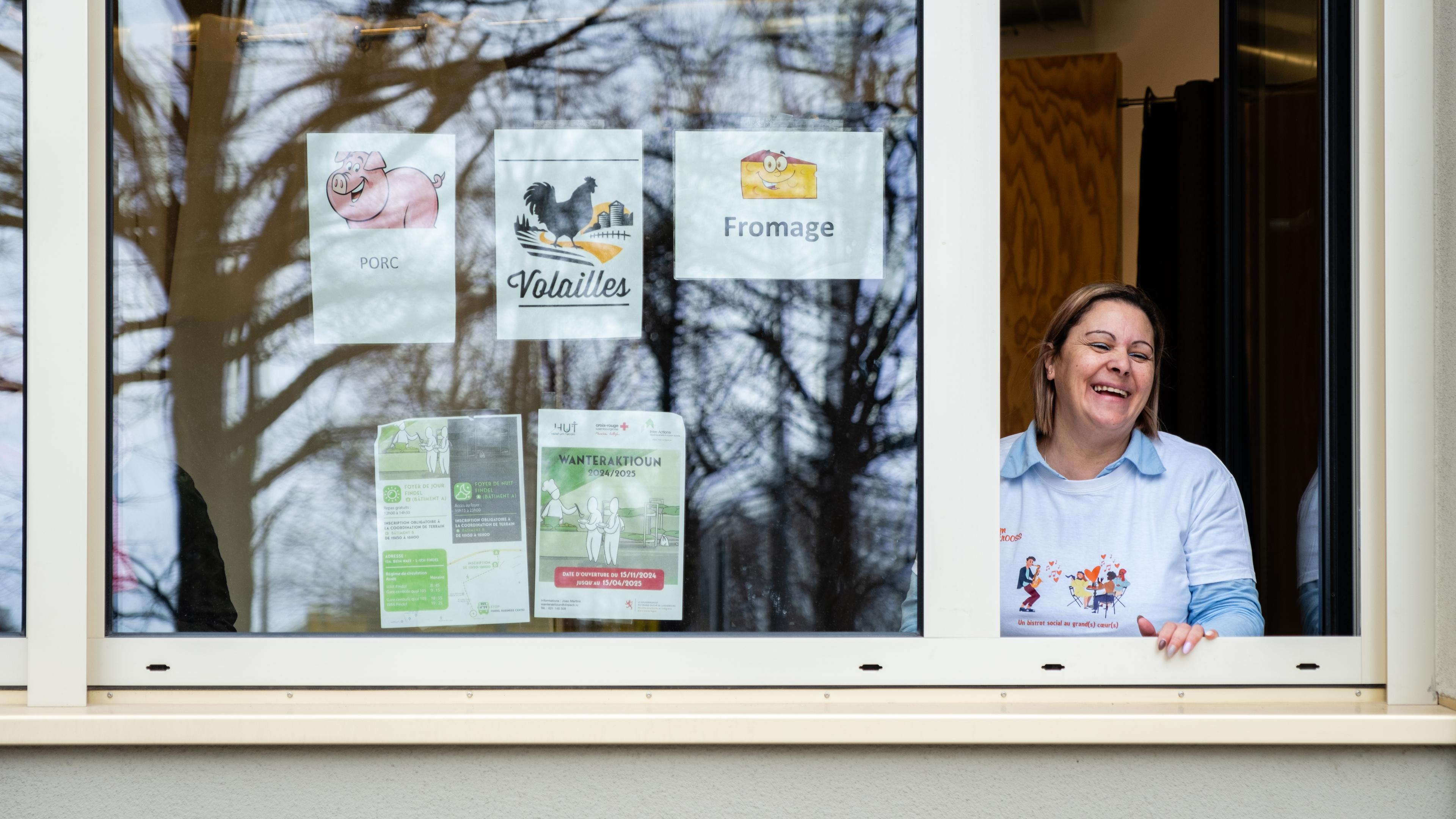 Chaque jour, Liliana Pereira distribue des centaines de pains aux personnes dans le besoin depuis sa fenêtre de la rue de Hollerich à Luxembourg-Ville. Pour chacun, elle a un mot gentil. 