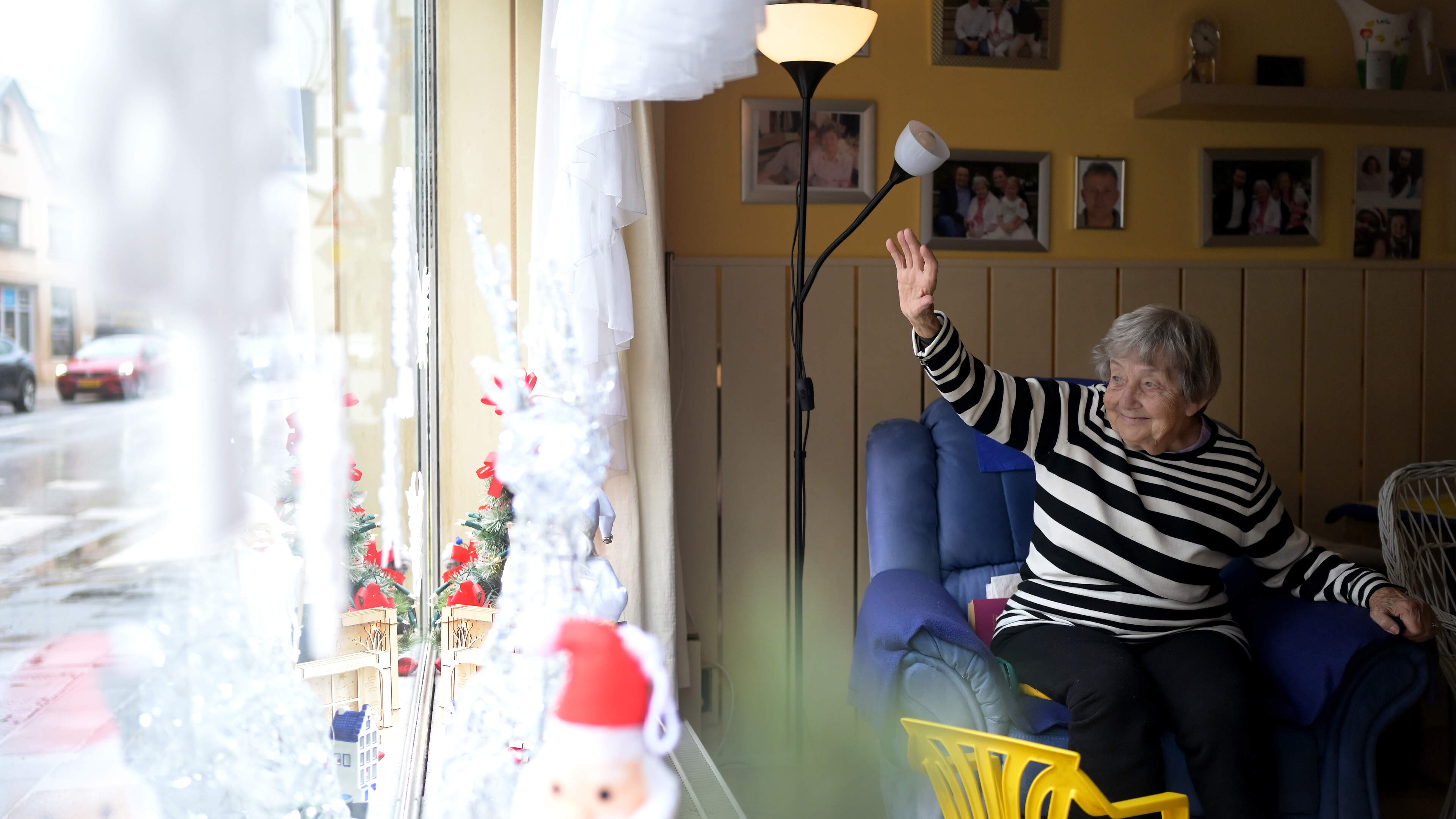 Die inzwischen 100-Jährige, die am Fenster sitzt und winkt