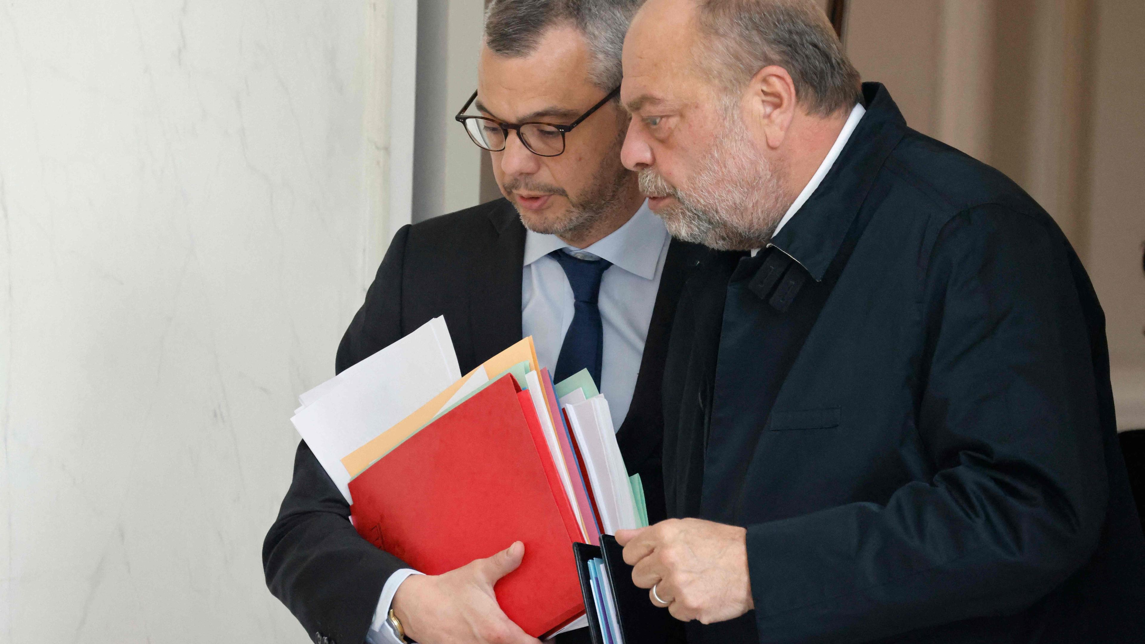 Frankreichs Justizminister Eric Dupond-Moretti (rechts) will deutlich härter gegen die organisierte Kriminalität vorgehen.