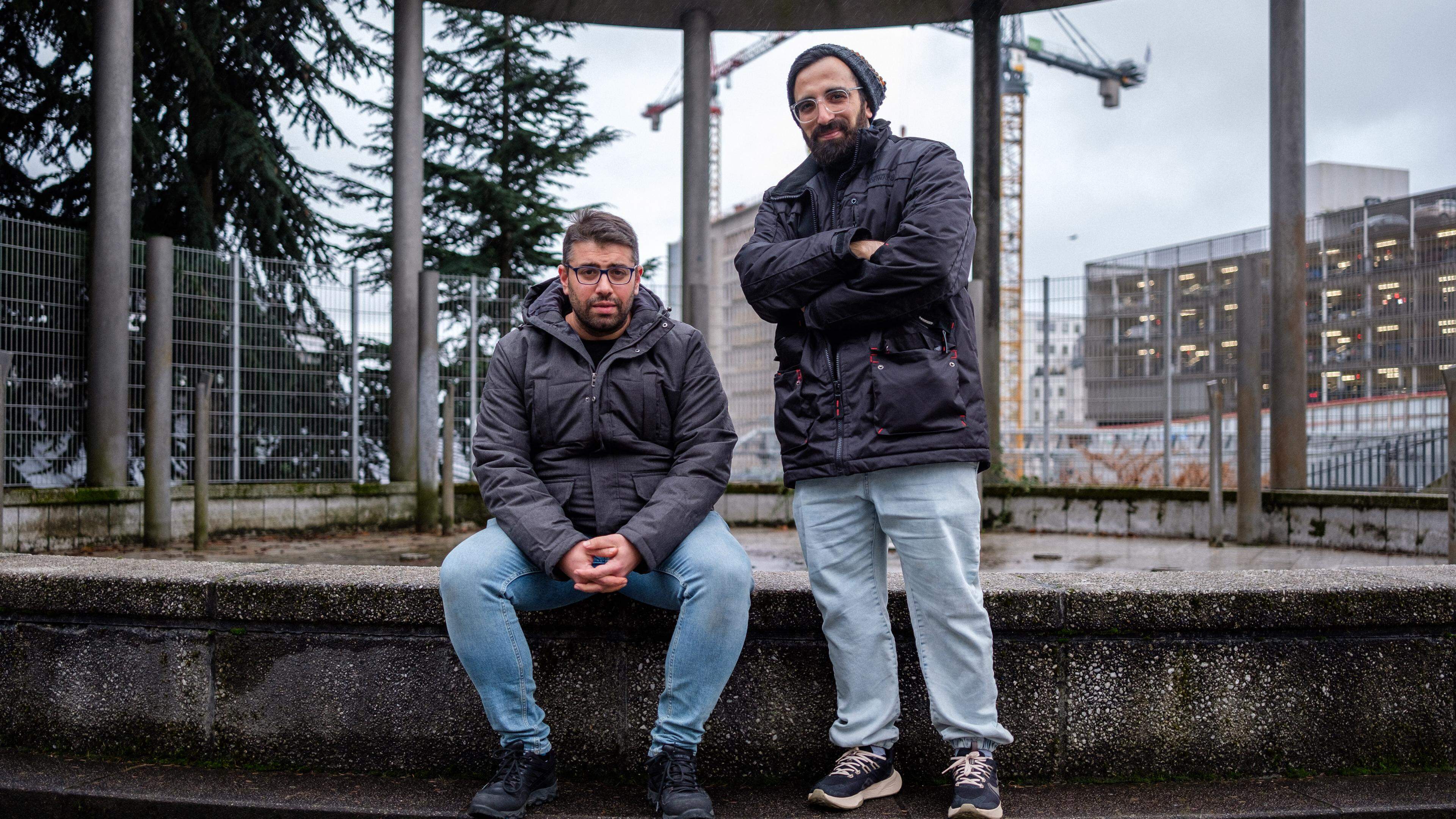 Ahmad Khamis et Ihab Saloum lundi à Bonnevoie, en face de leur lieu de travail, le restaurant Chiche, où de nombreux réfugiés ont trouvé du travail.