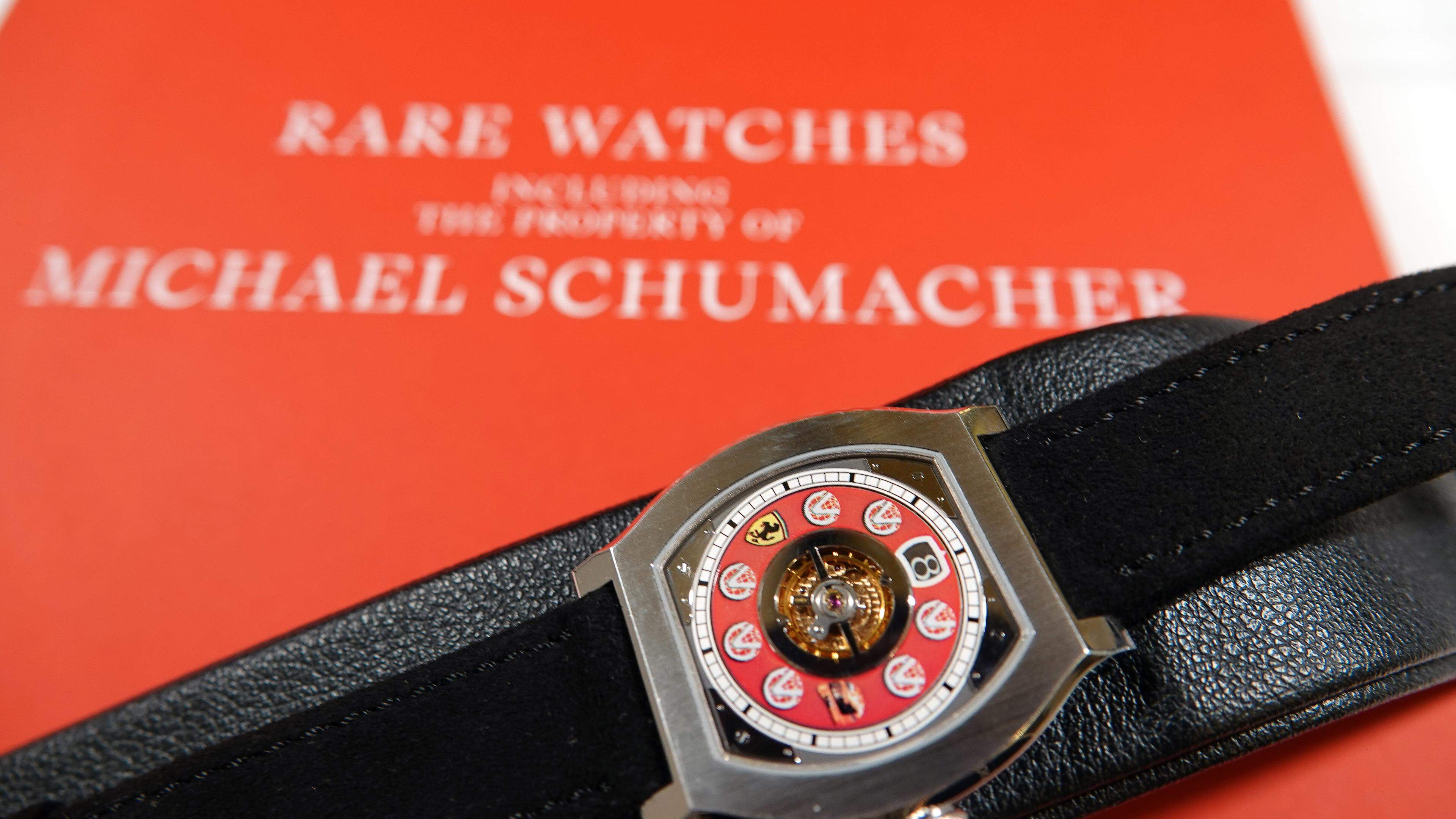 ARCHIV - 09.05.2024, Schweiz, Genf: Eine Uhr aus dem Besitz von Michael Schumacher auf dem Verkaufskatalog des Auktionshauses Christie's Schumacher hat Uhren gesammelt und besitzt seltene Stücke, die von den besten Uhrmachern der Welt teils eigens für ihn angefertigt wurden.  (zu dpa: «Schumacher-Familie versteigert Uhren der Formel-1-Legende») Foto: Christiane Oelrich/dpa +++ dpa-Bildfunk +++