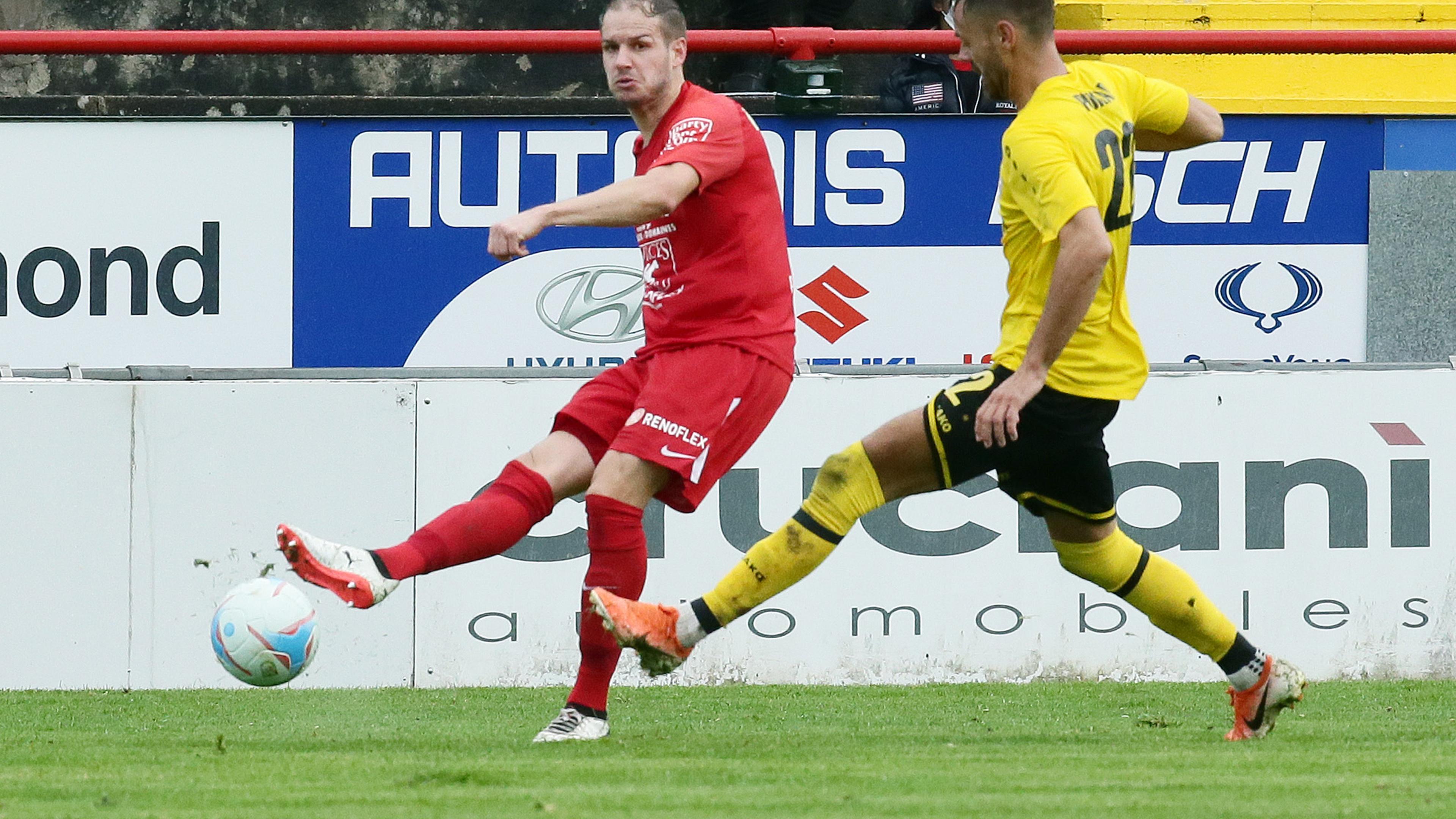 Rosports Daniel Bartsch (l.) spielt den Ball ab, ehe Düdelingens Mario Pokar herbeieilt.