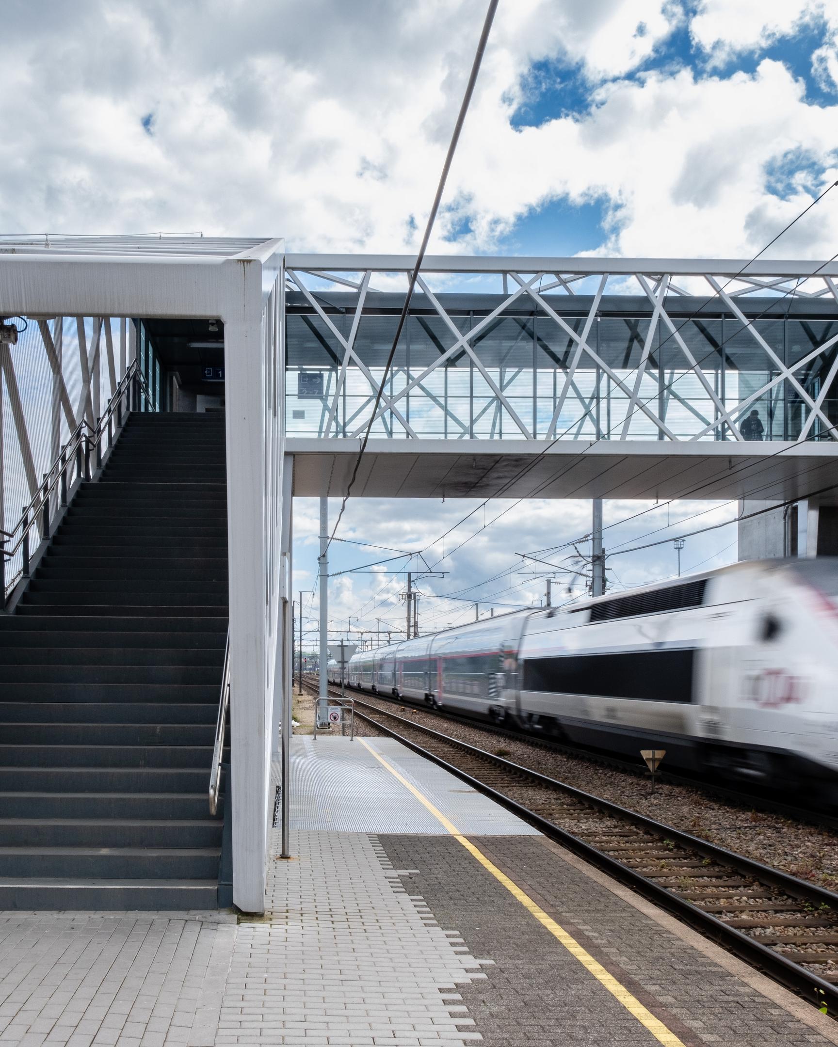 Der Bahnhof in Bettemburg ist der zweitgrößte des Landes. Erst 2021 wurde die neue Passerelle eröffnet, in einigen Jahren soll ein Parkhaus folgen.