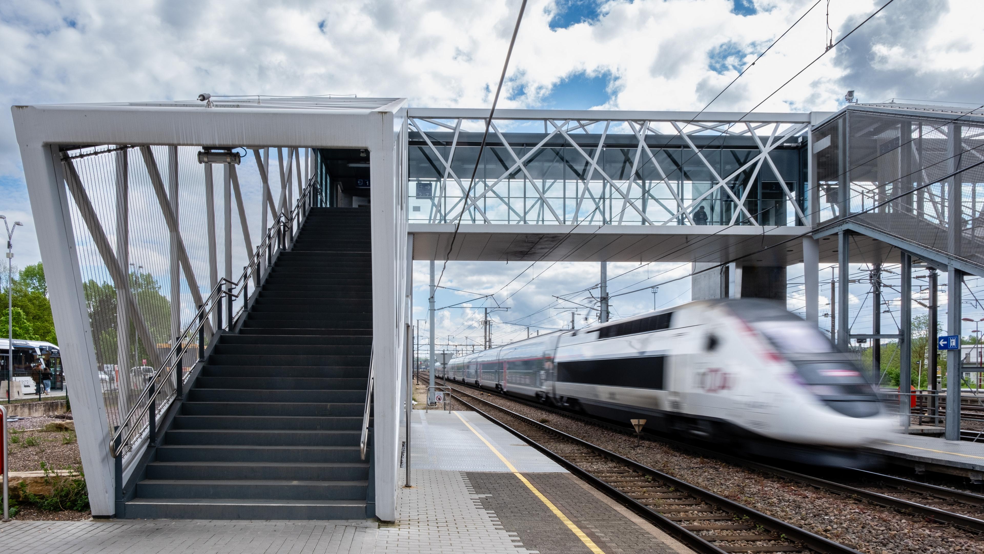 La gare de Bettembourg est la deuxième plus grande du pays. La nouvelle passerelle n'a été inaugurée qu'en 2021 et un parking devrait suivre dans quelques années.