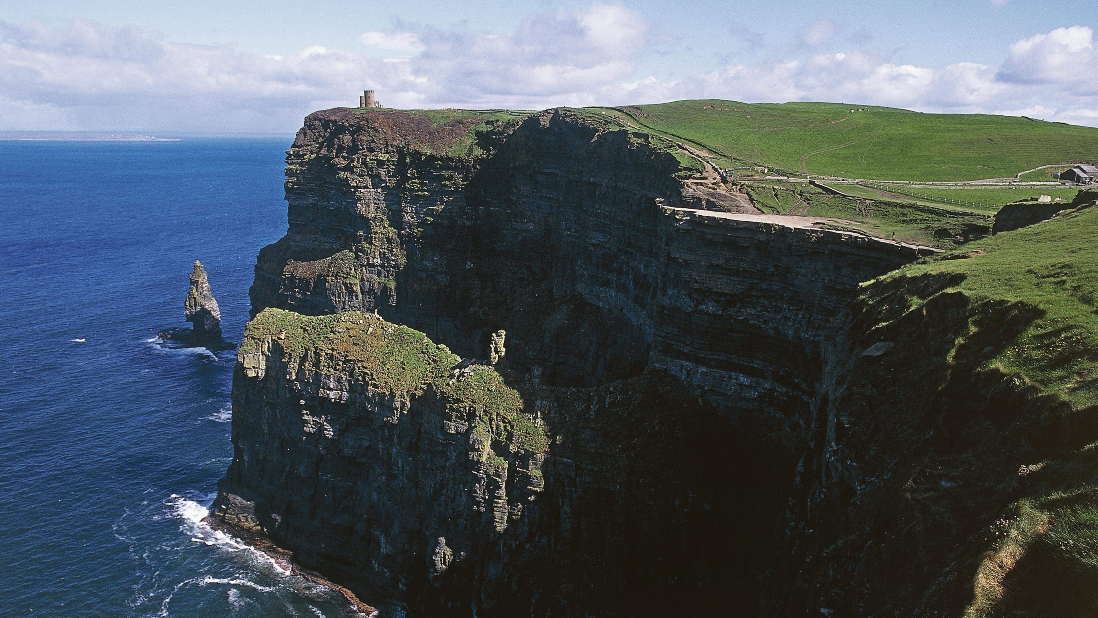 Vue panoramique des Cliffs of Moher dans l'ouest de l'Irlande.