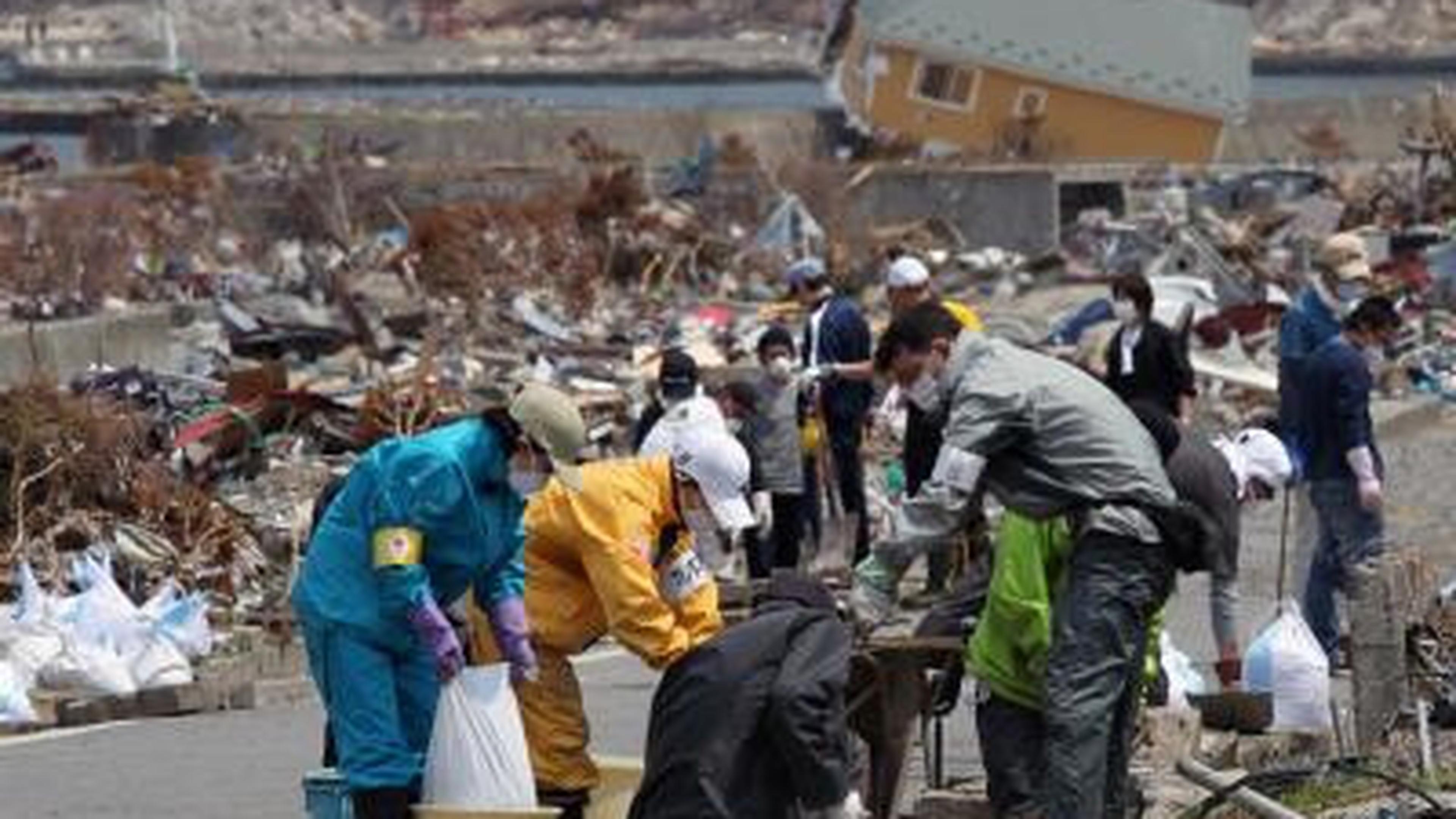 Freiwillige helfen im nordostjapanischen Otsuji bei Aufräumarbeiten: Haushalte in der Nähe der Atomruine Fukushima sollen unterstützt werden, wenn sie ihr Heim freiwillig verlassen.