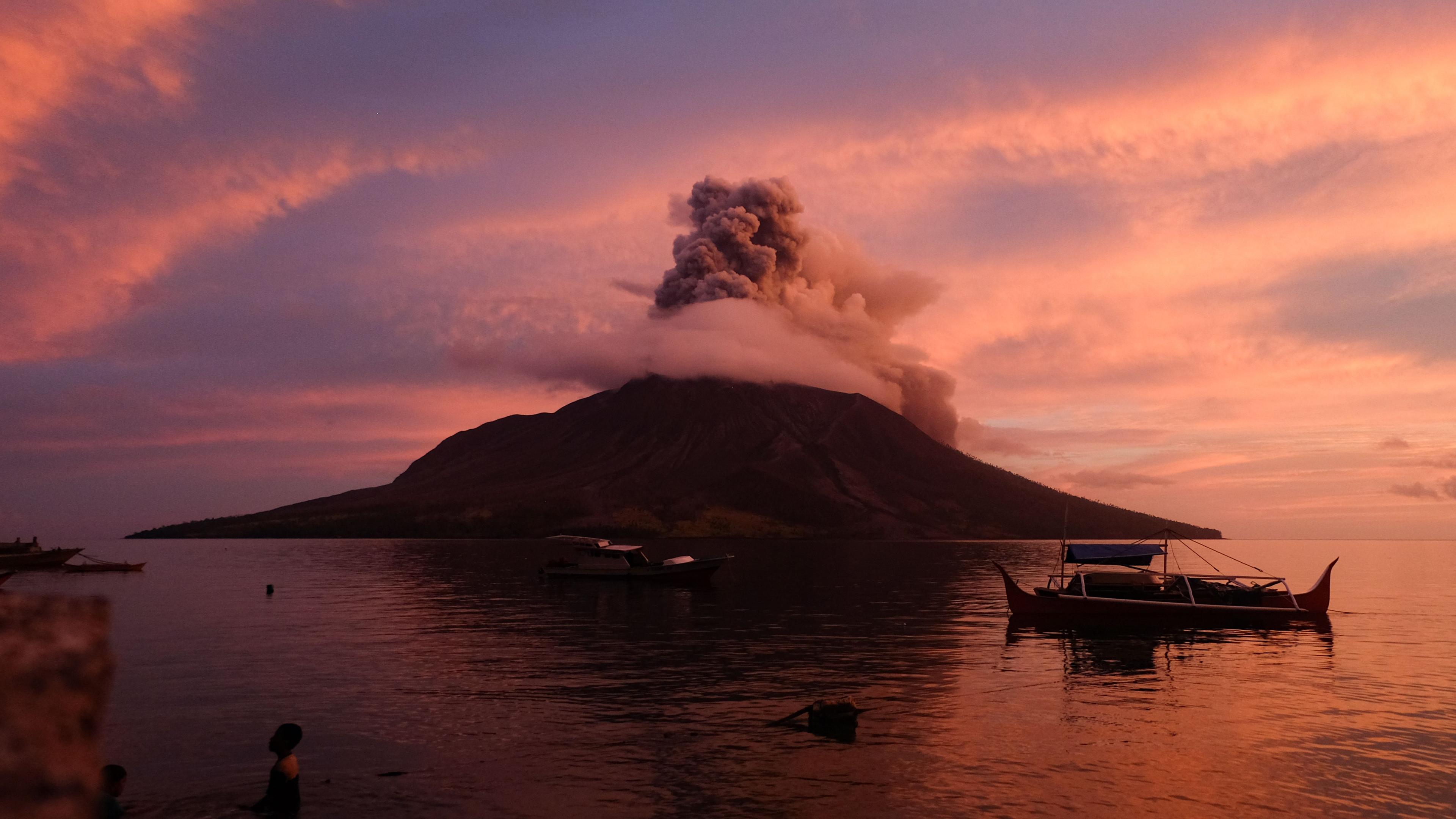 In der Nacht zum Dienstag (Ortszeit) schleuderte der 725 Meter hohe Vulkan im Sangihe-Archipel nördlich der Insel Sulawesi eine 2000 Meter hohe Säule aus Asche, Rauch und Gestein in den Himmel.