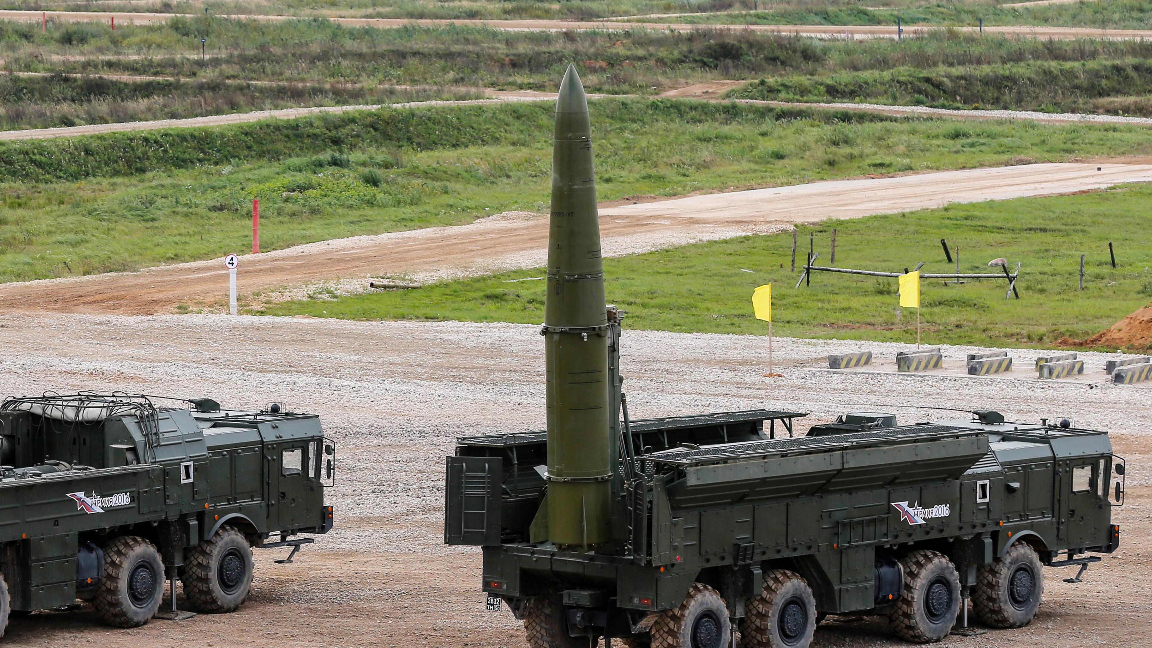Eine „Iskander-M“-Rakete wird während einer Demonstration des Internationalen Militärtechnischen Forums „ARMY-2016“ im „Patriot“-Park der russischen Streitkräfte auf den Abschuss vorbereitet.  Iskander-M-Raketen könnten auch mit nuklearen Sprengköpfen ausgestattet werden.