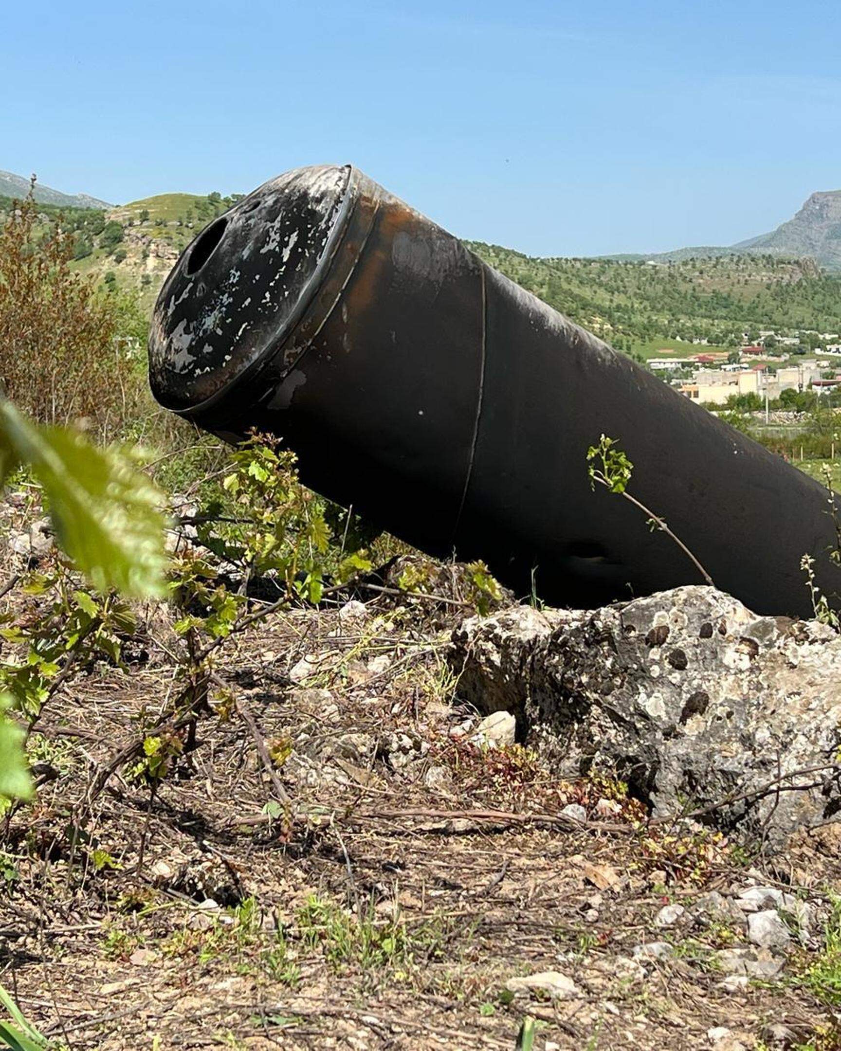 Das Fragment einer Rakete auf einem Feld bei Erbil zeugt von iranischen Luftangriffen gegen Israel am 14. April 2024.