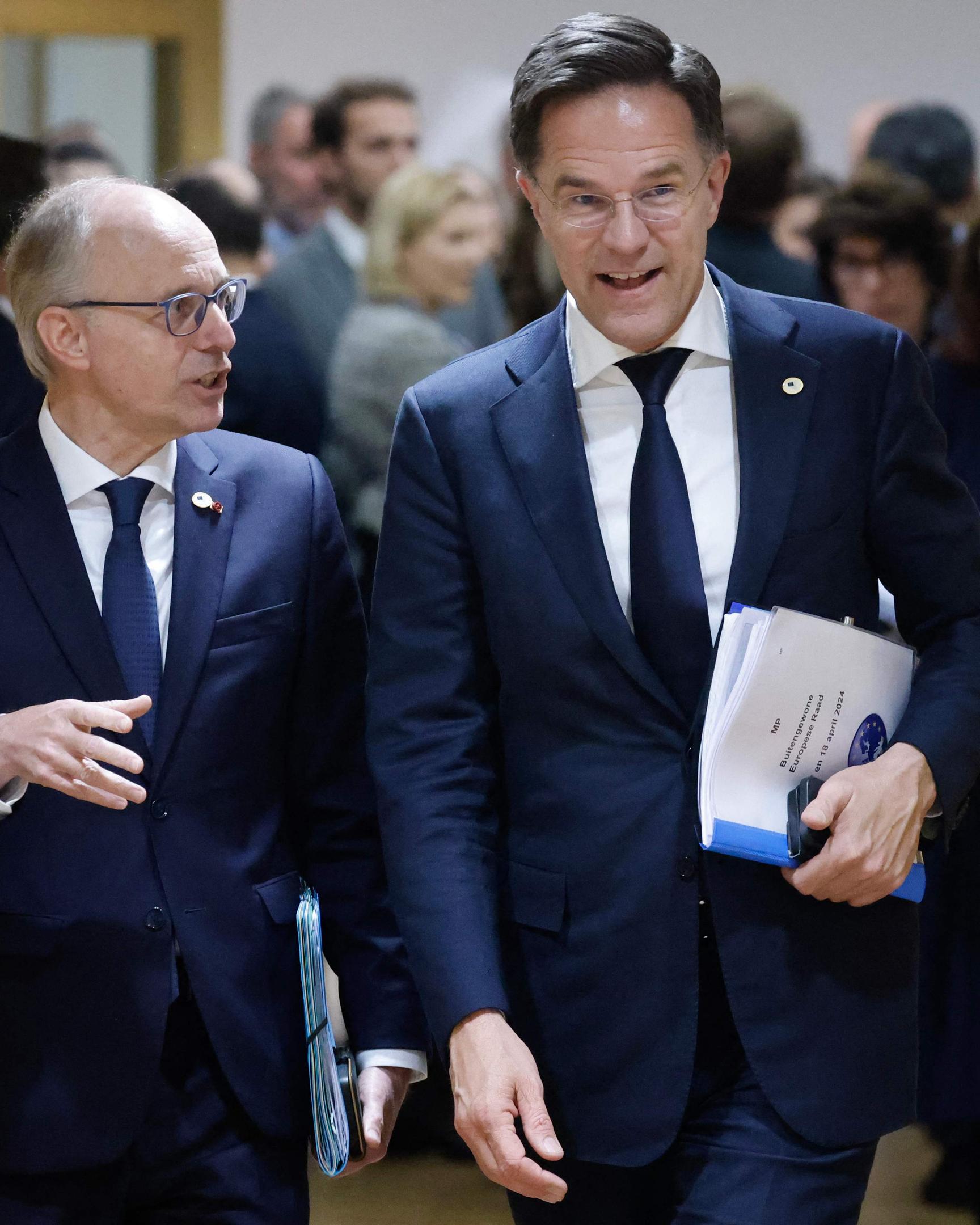 Luxemburgs Premier Luc Frieden mit seinem niederländischen Amtskollegen Mark Rutte in Brüssel. 