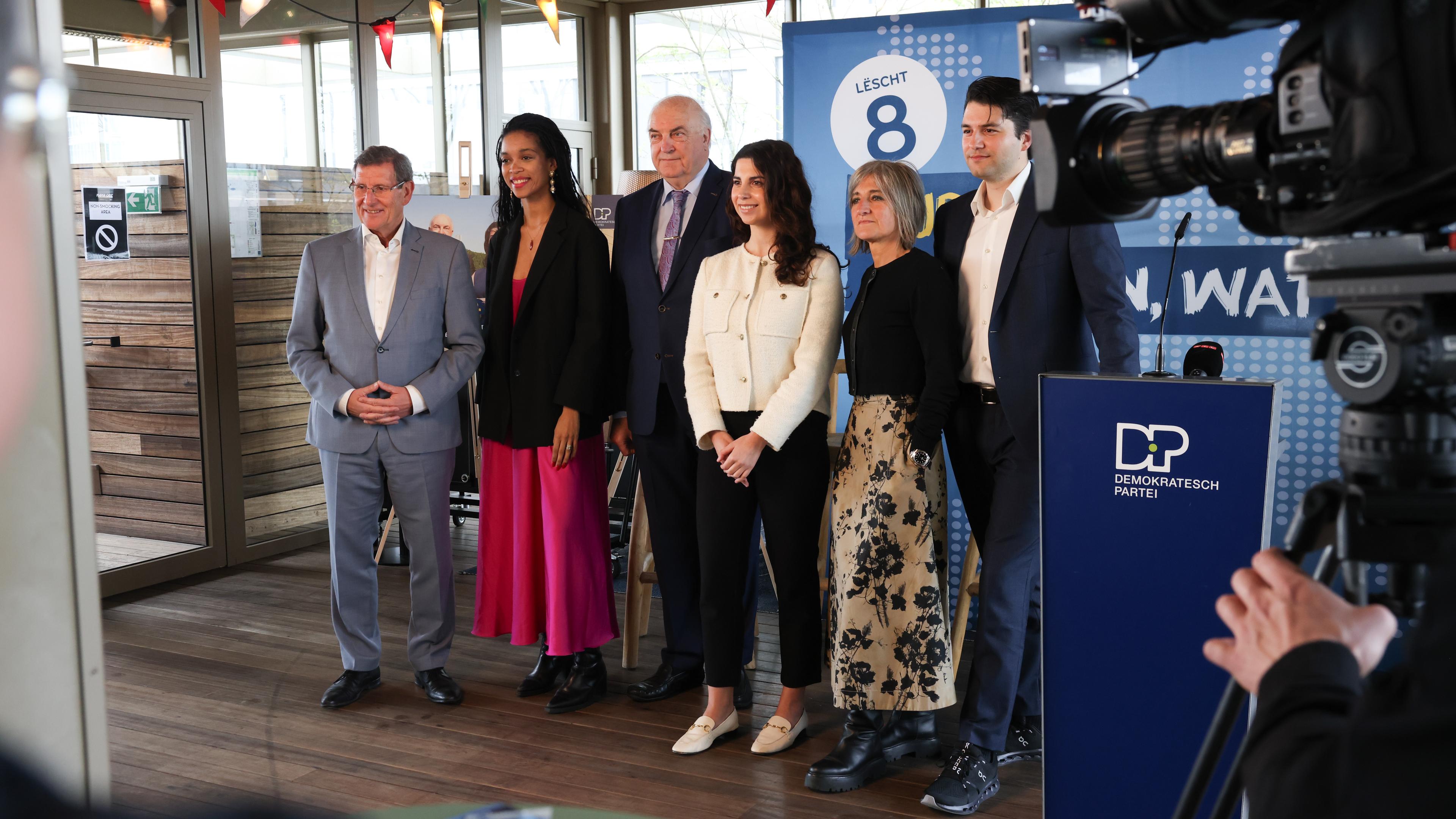 Die Europa-Kandidaten der DP (v.l.n.r.): Gusty Graas, Jana Degrott, Charles Goerens, Amela Skenderovic, Nancy Braun und Christos Floros.