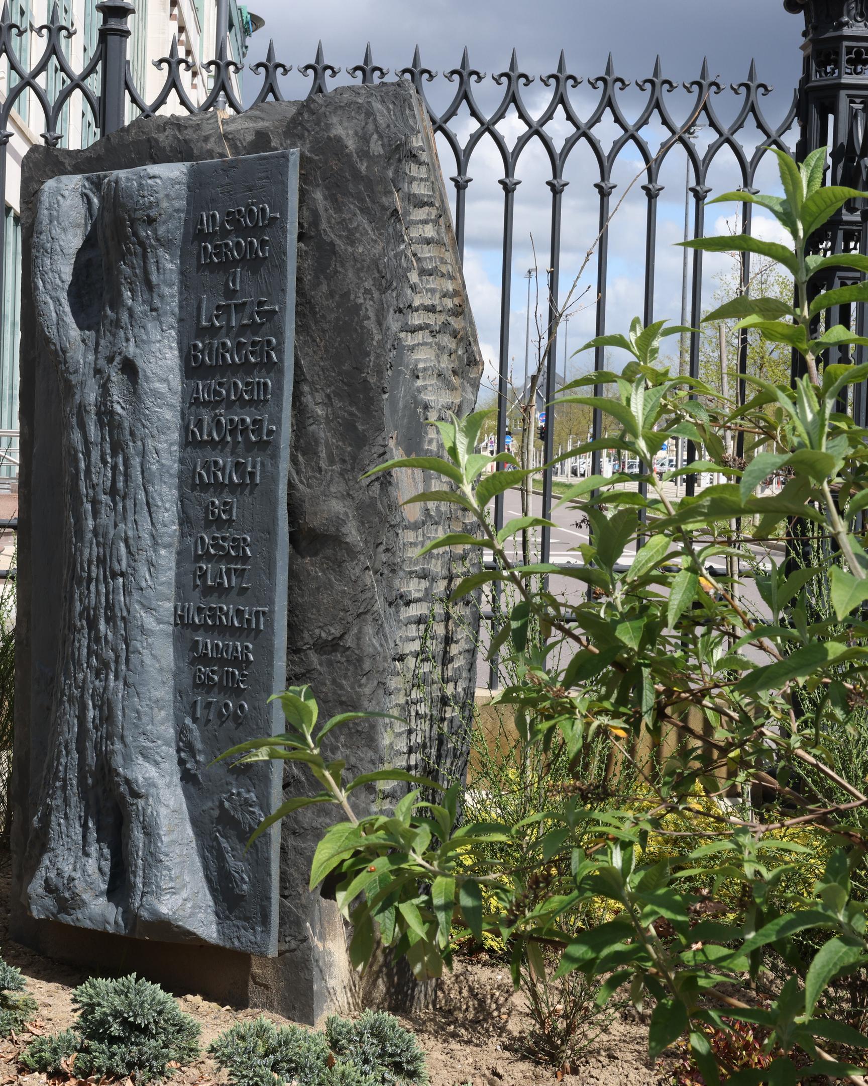 Das Klöppelkrieg-Denkmal nahe dem Glacis erinnert an die dort vor 225 Jahren hingerichteten Klöppelkrieger. Zur Frage nach der Gestaltung des Andenkens an die Erhebung gibt es unterschiedliche Sichtweisen.