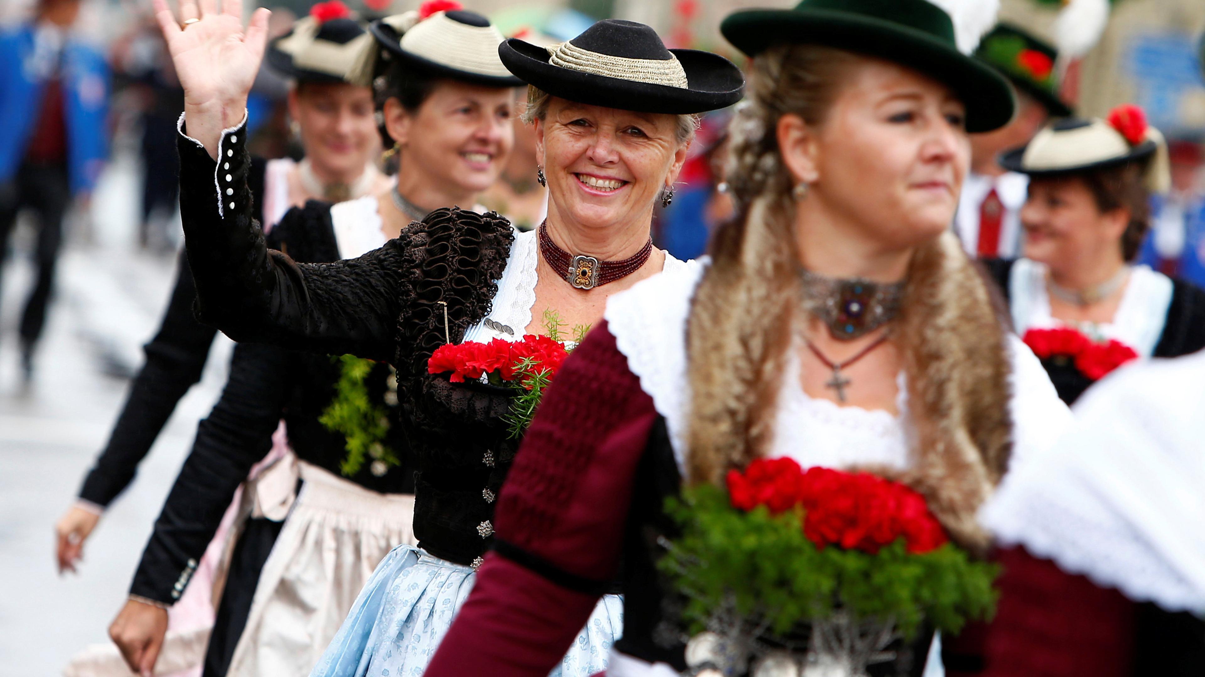 Немецкие люди фото. Октоберфест парад. Обычаи Германии Октоберфест. Октоберфест карнавал. Октоберфест Мюнхен танцы.