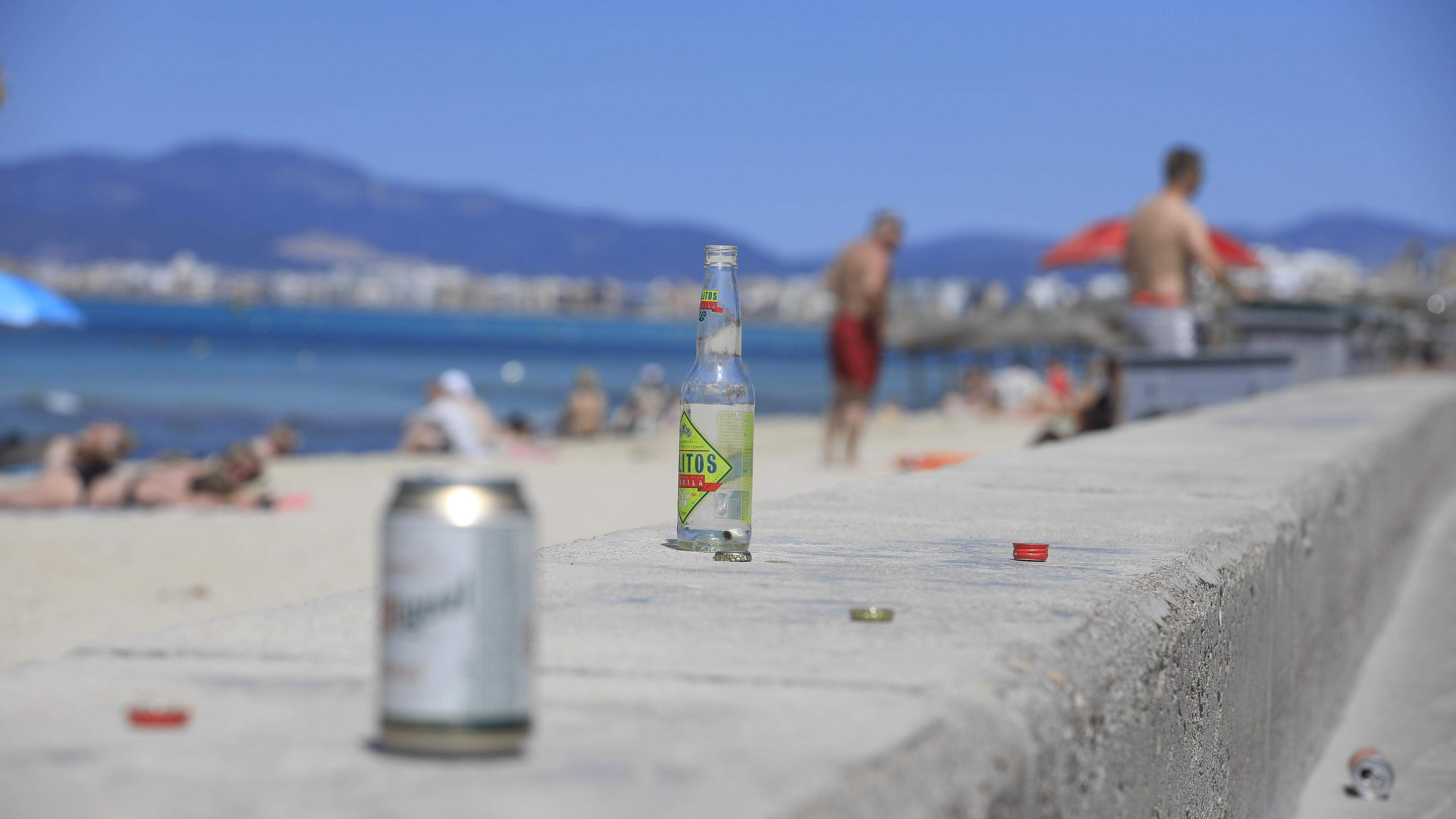 Das Verbot von Alkoholkonsum auf offener Straße am Ballermann auf Mallorca ist seit Freitag in Kraft.