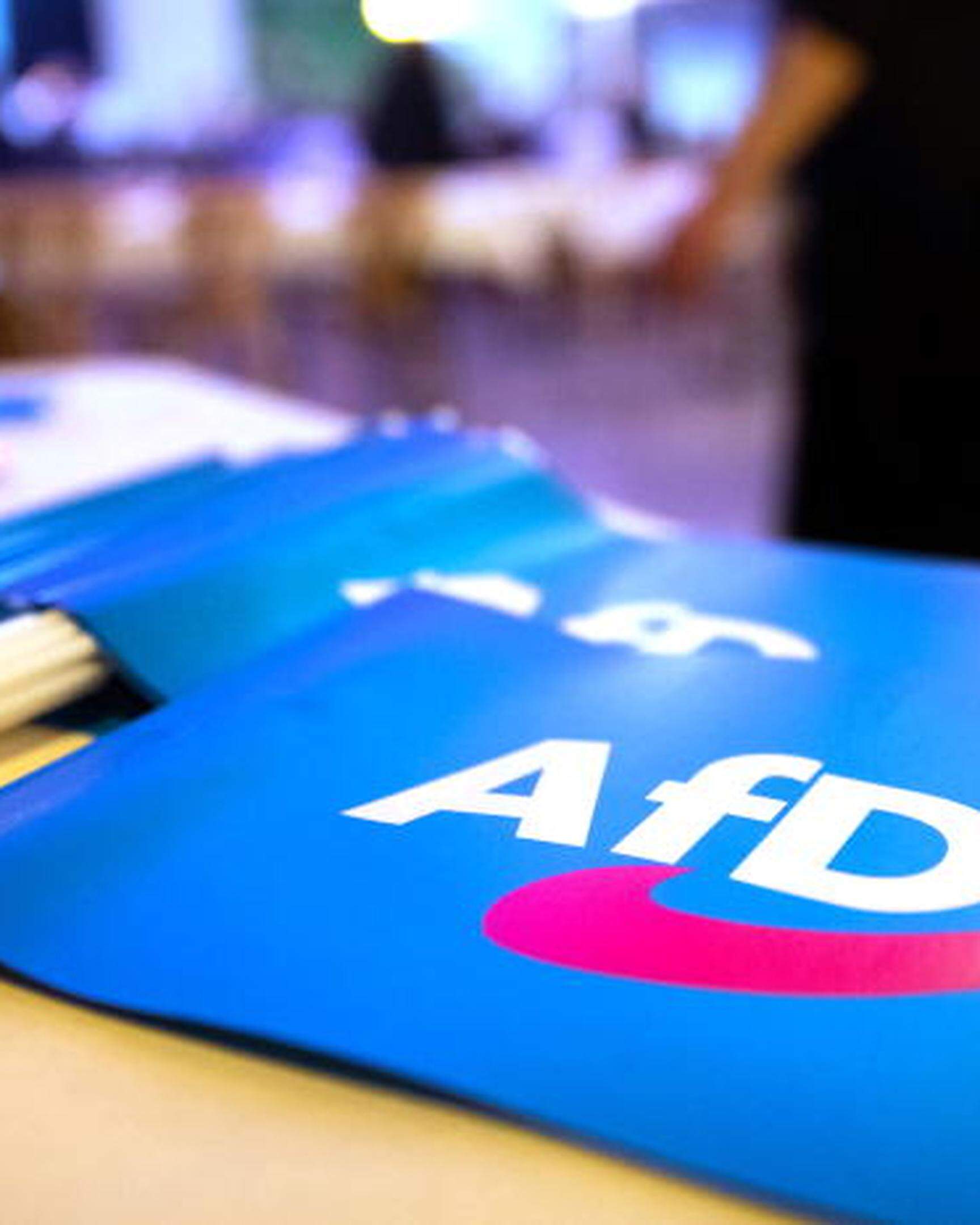 ARCHIV - 24.11.2018, Bayern, Greding: Fähnchen mit dem Logo der AfD liegen beim Landesparteitag der AfD Bayern auf einem Tisch. (Zu dpa «FDP-Fraktionschef gegen AfD-Verbot - Sänze sei ein Verfassungsfeind») Foto: Daniel Karmann/dpa +++ dpa-Bildfunk +++