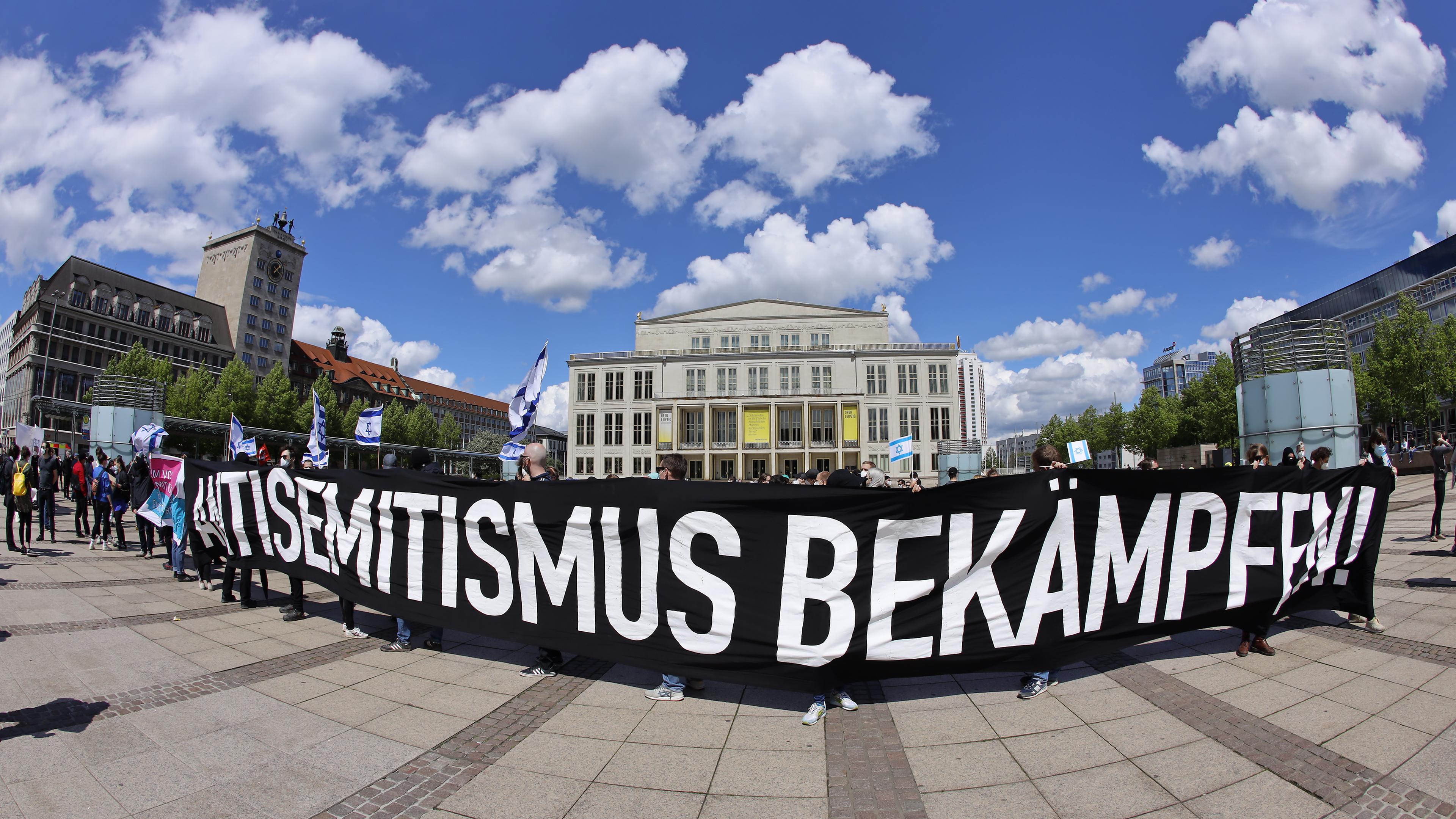 Pro-israelische Demonstranten und Unterstützer halten in Dresden ein Transparent mit der Aufschrift «Antisemitismus bekämpfen». Gleich zwei Gruppen haben am 15. Mai 2021 auf dem Leipziger Augustusplatz zu Demonstrationen mobilisiert. Auf der Gewandhausseite versammelten sich die Teilnehmer einer Pro-Palästina-Demo und auf der Opernseite die einer Pro-Israel-Demo.