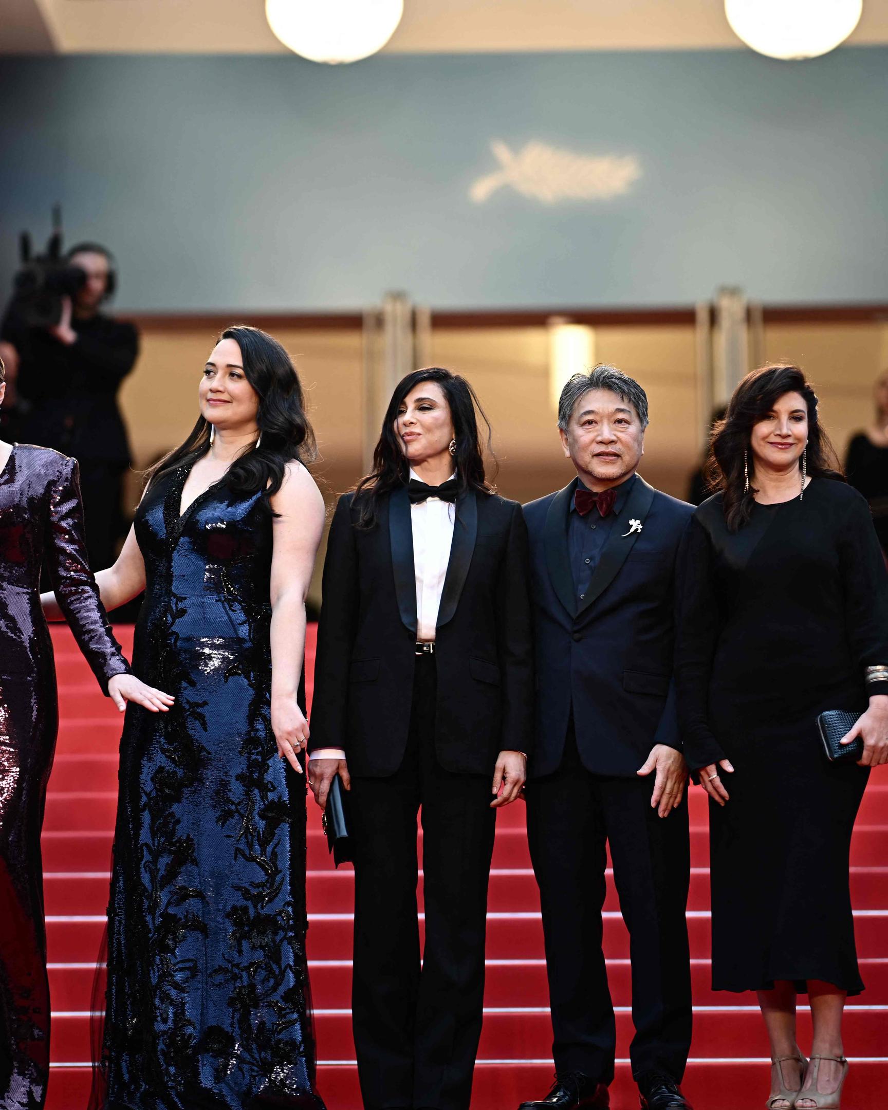 Die diesjährige Jury bei der Eröffnungsfeier in Cannes: Omar Sy (v.l.n.r.), Greta Gerwig, Lily Gladstone, Nadine Labaki, Hirokazu Kore-eda, Ebru Ceylan, Juan Antonio Bayona und Eva Green.