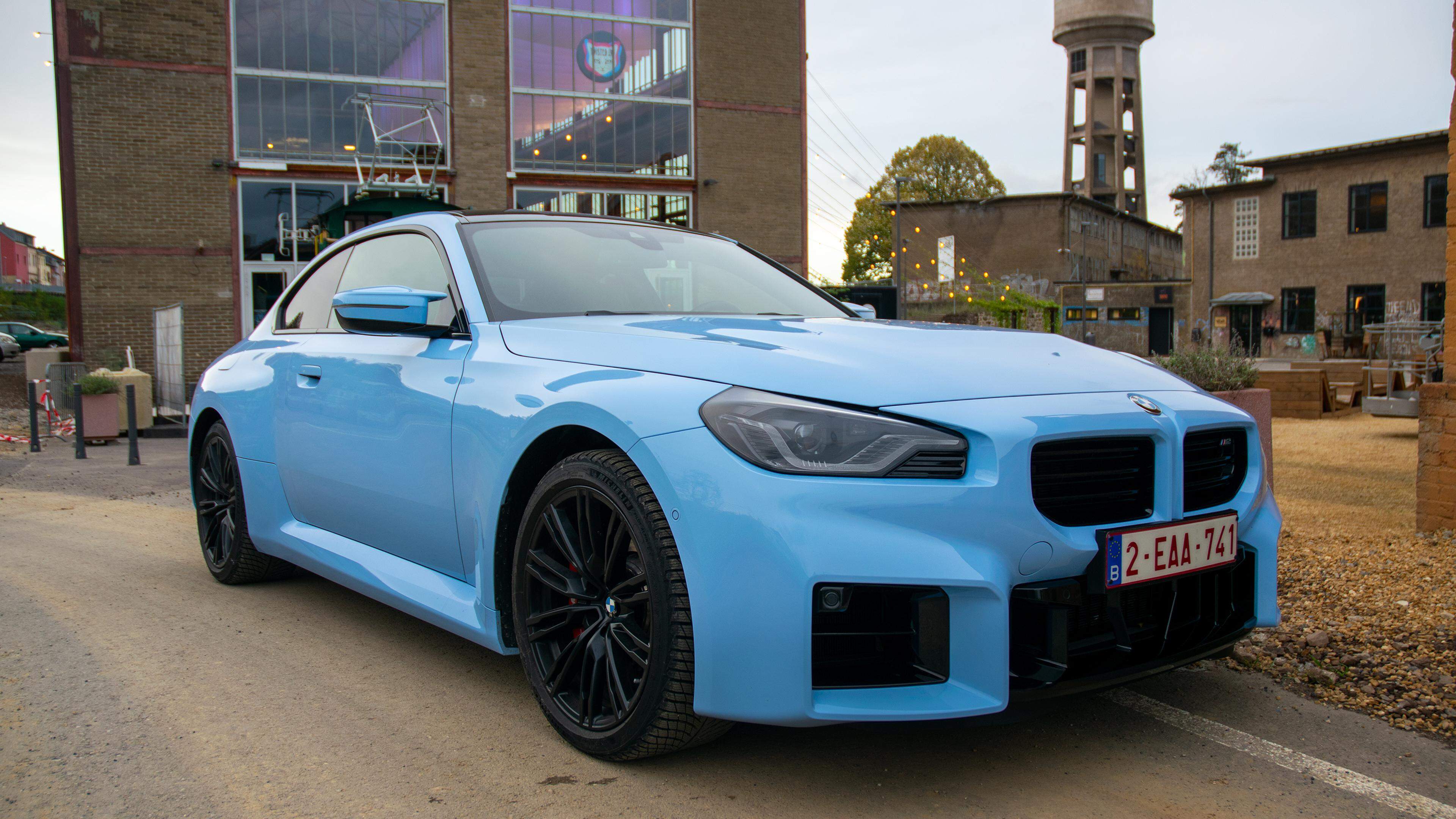 Die babyblaue Lackierung schadet der sportlich-aggressiven Wirkung des BMW M2 nicht.