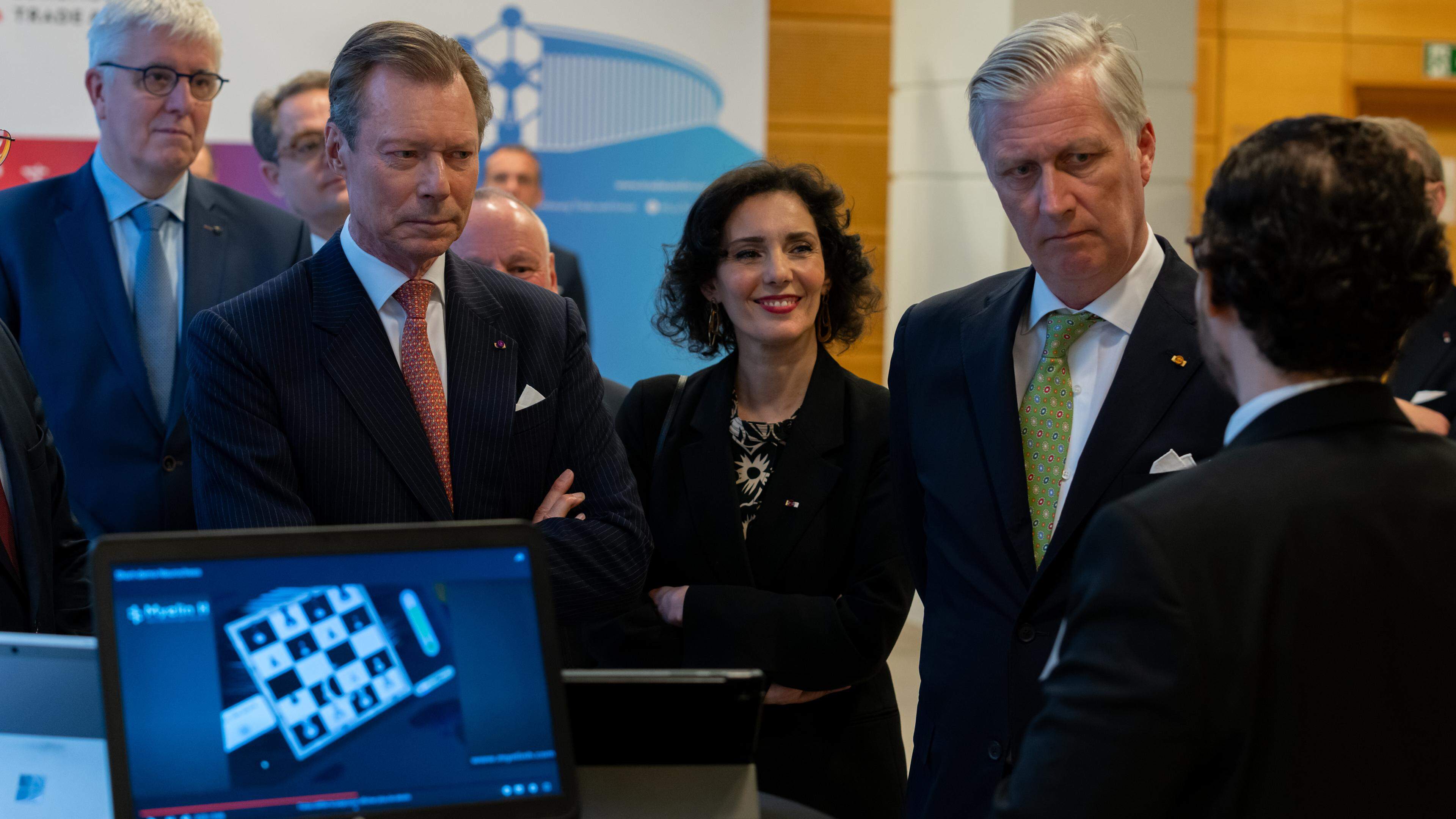 Pieter Timmermans von der Fédération des entreprises de Belgique mit der belgischen Außenministerin Hadja Lahbib und den beiden Staatsoberhäuptern.