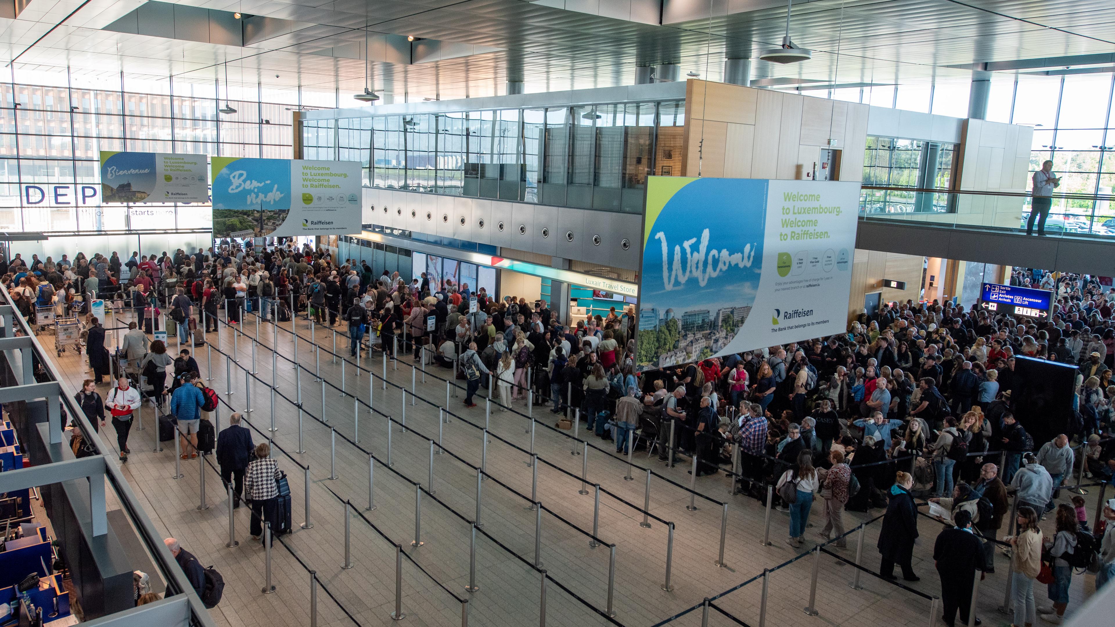 Mehrere hundert Passagiere mussten stundenlang im Terminal ausharren.