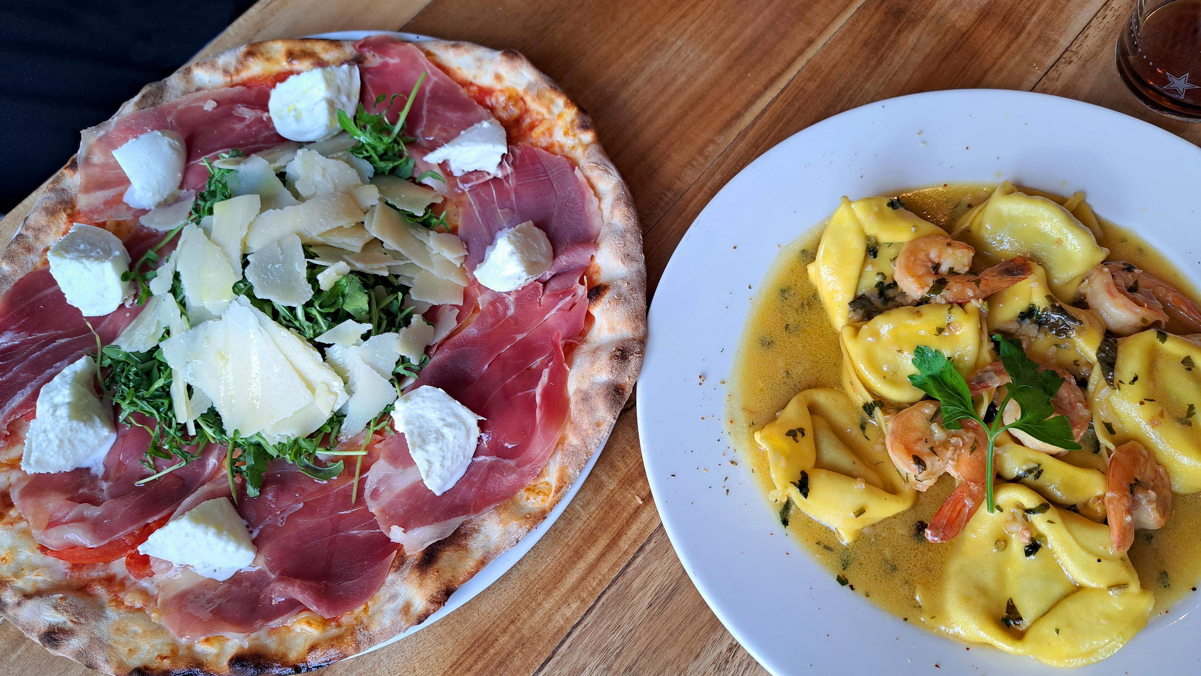 Die Pizza Miss Italia (l.) mundet auch Männern, während die mit Ricotta und Spargel gefüllte Pasta an Zitronensauce Liebhaber des Saisongemüses gefallen dürfte.