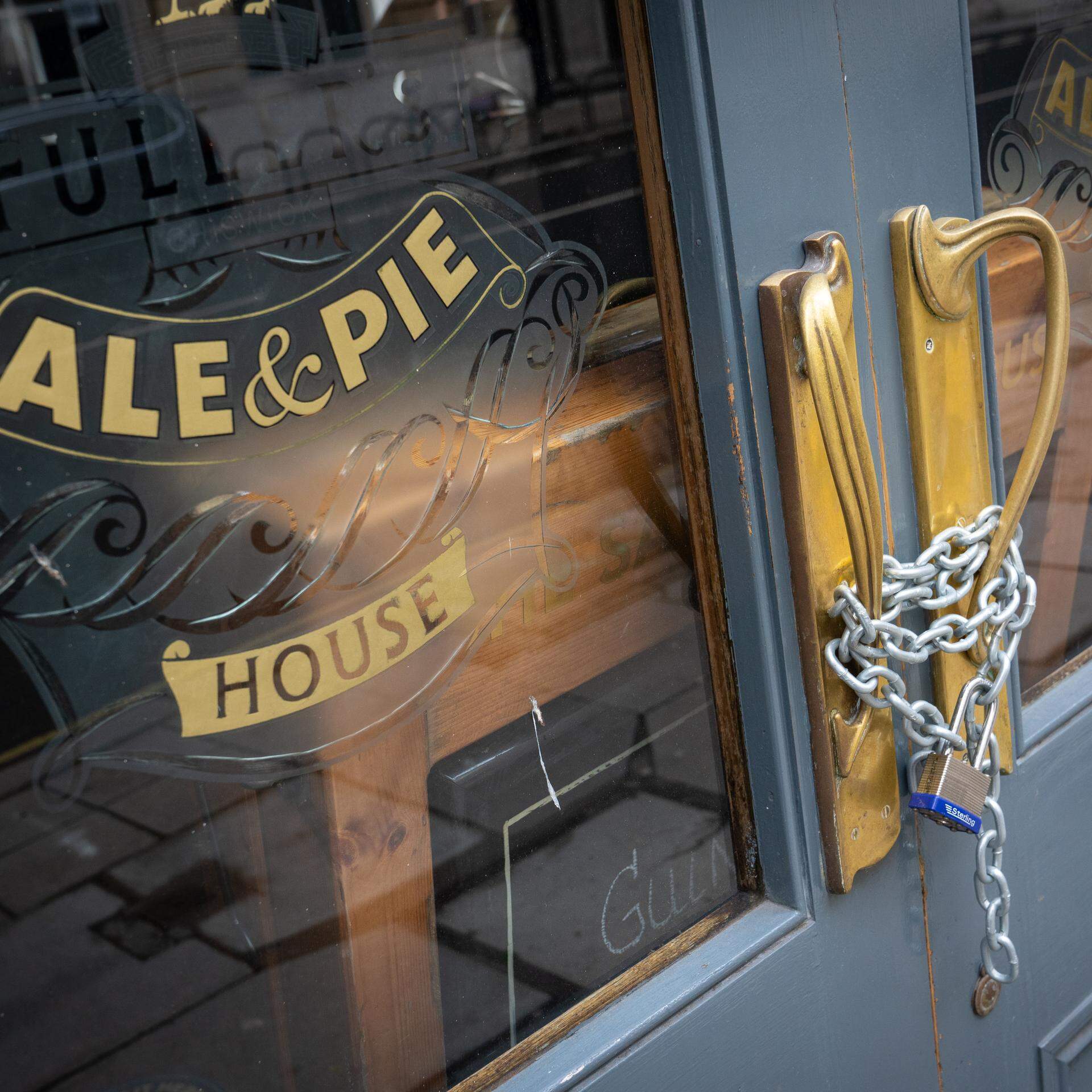 ARCHIV - 29.01.2021, Großbritannien, London: Ketten sichern die Türen eines geschlossenen Fuller's Pubs. In Großbritannien haben einer Studie zufolge im zurückliegenden Jahr wieder deutlich mehr Kneipen dichtgemacht. (zu dpa: «Good night, London? Das Nachtleben der Weltstadt in der Krise») Foto: Dominic Lipinski/PA Wire/dpa +++ dpa-Bildfunk +++