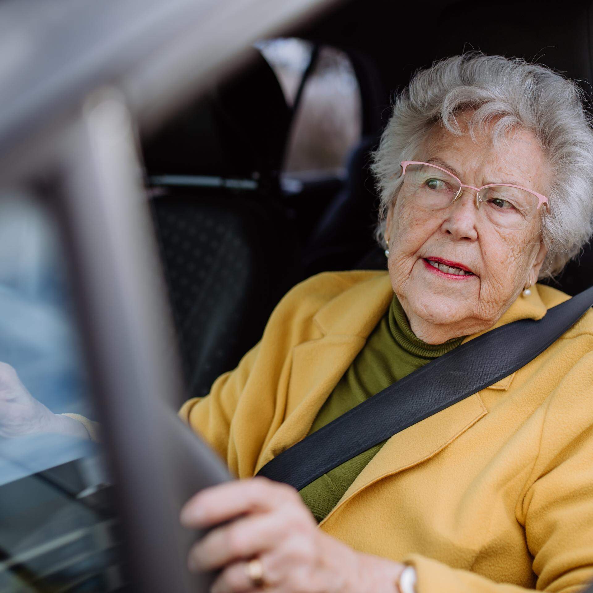 Den Führerschein freiwillig abzugeben, ist für viele Seniorinnen und Senioren nicht einfach. Damit geht ihnen ein großes Stück Autonomie verloren. 
