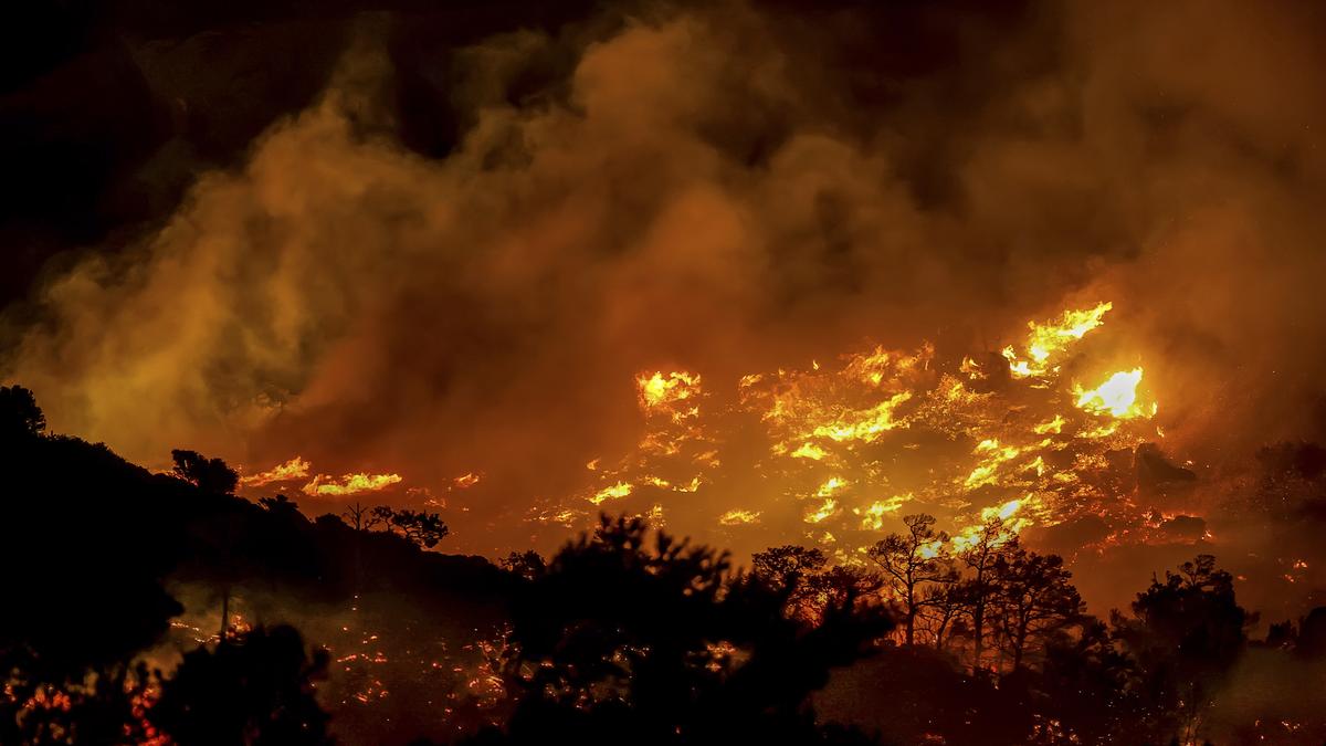 Brand-nahe-Athen-ausgebrochen-Drei-Ortschaften-evakuiert
